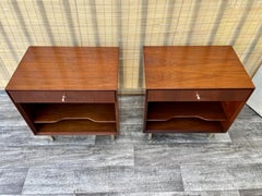 Ein Paar restaurierte Nachttische im Mid-Century-Modern-Stil von John Stuart. Circa 1960er Jahre