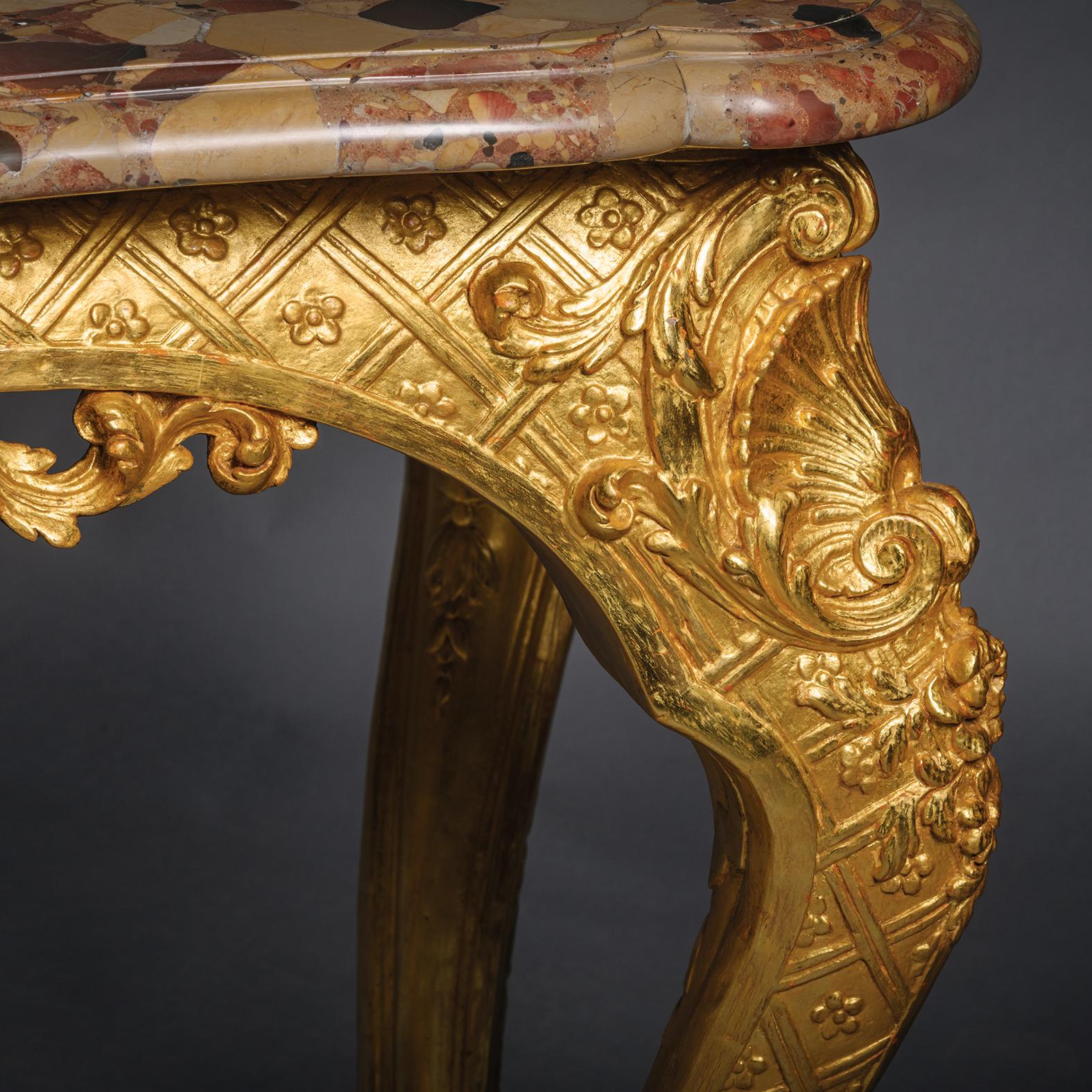 Paire de consoles en bois doré sculpté de style Régence en vente 1