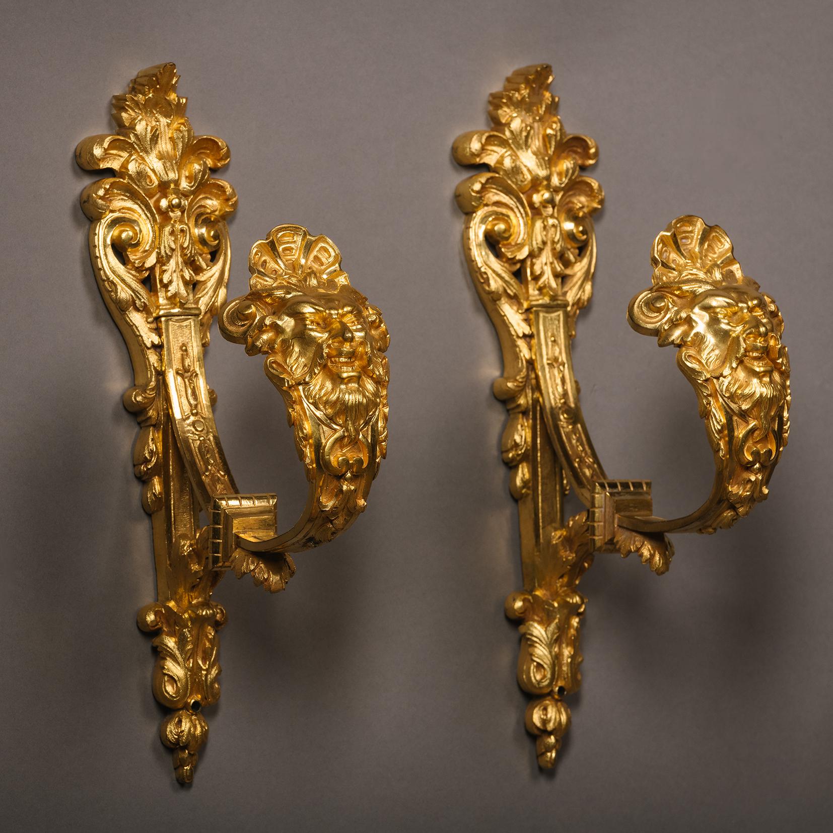 Una coppia di fermatende in stile Régence in bronzo dorato. 

Ognuno di essi è finemente fuso con una maschera da satiro e un acanto stilizzato. 

Timbro sul retro 'PD' e '181'. 

Francia, circa 1890.  