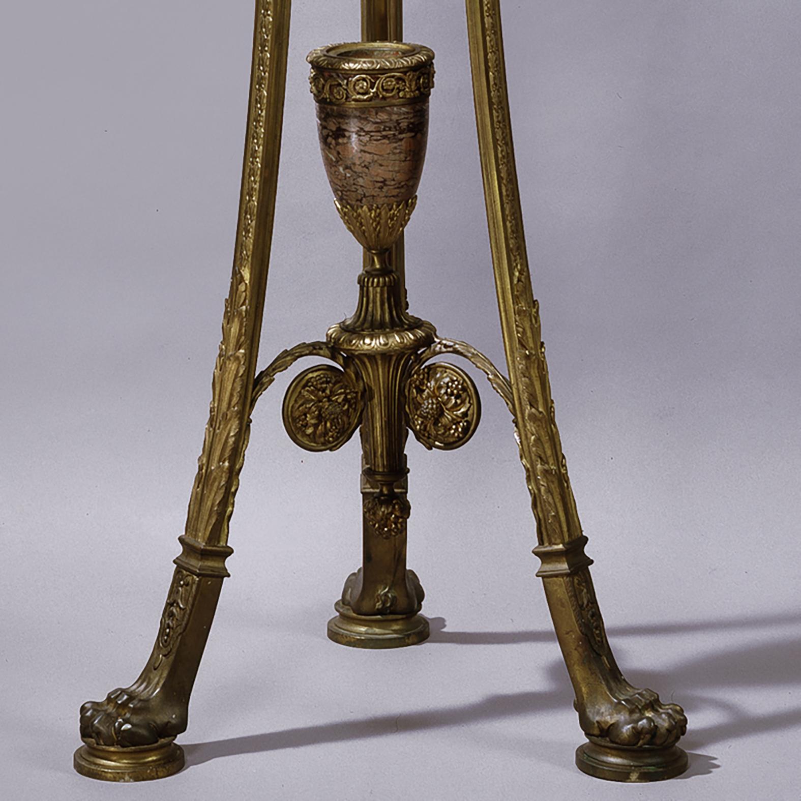 Dorato Coppia di giardinieri in bronzo dorato e marmo in stile Regence in vendita