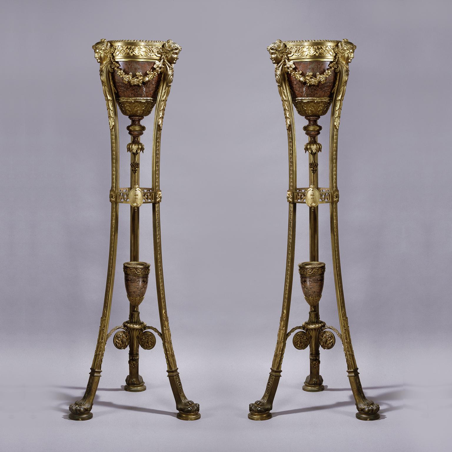 Coppia di giardinieri in bronzo dorato e marmo in stile Regence in vendita