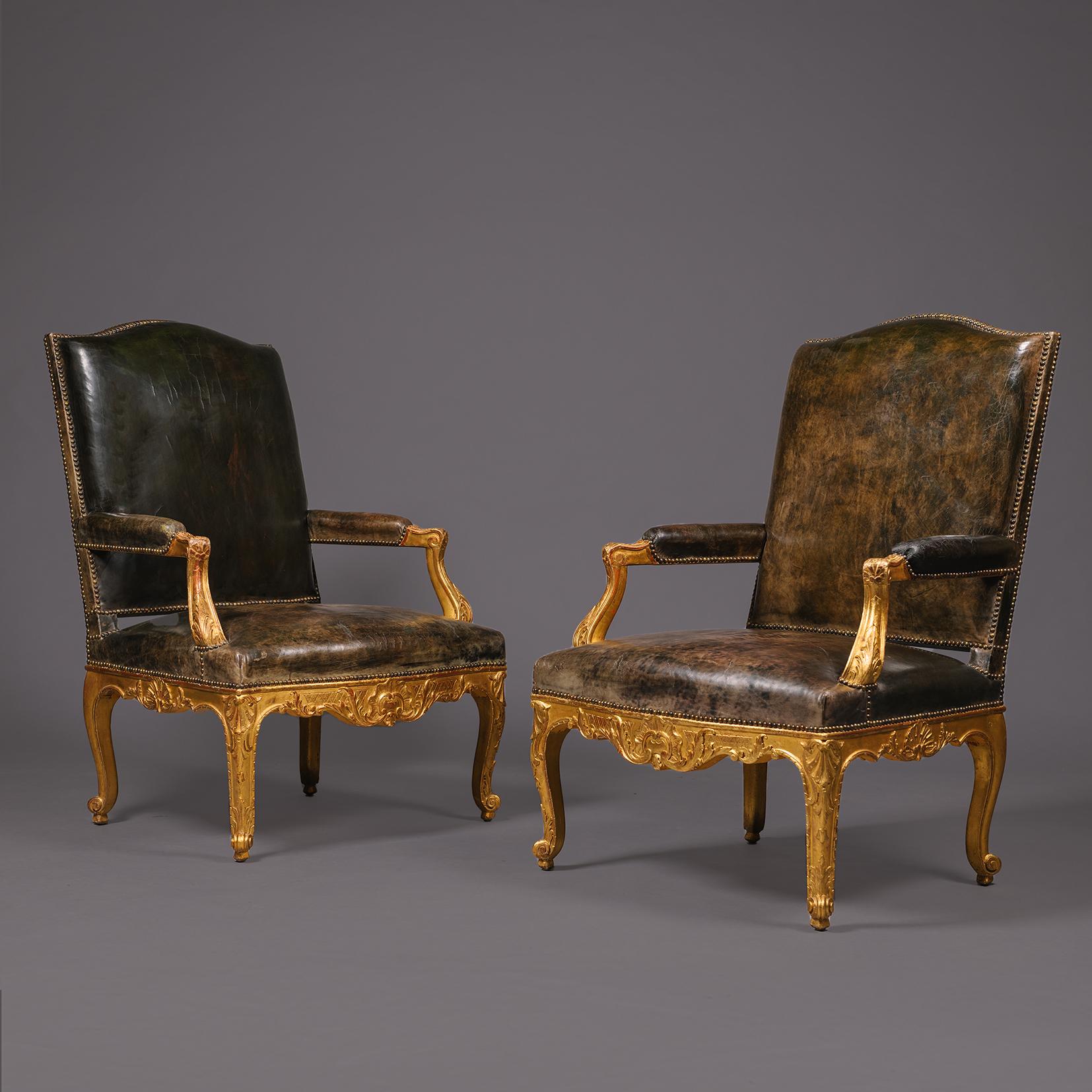 Coppia di fauteuil in legno dorato in stile Regence.

Lo schienale ad arco sovrasta i braccioli aperti con supporti intagliati ad acanto. Il sedile molleggiato sovrasta un'asta intagliata a rocaille e i lati sono centrati da conchiglie. Su gambe