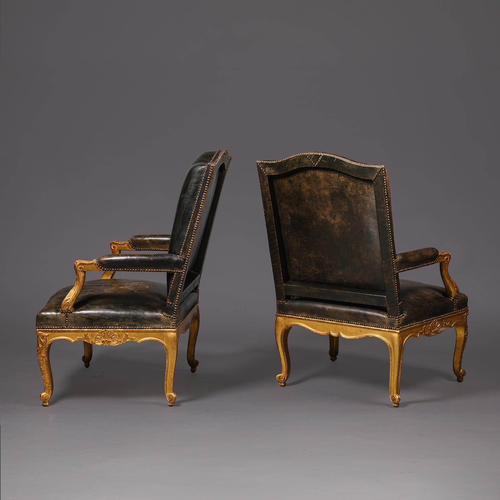 Francese Una coppia di fauteuil in legno dorato in stile Regence in vendita