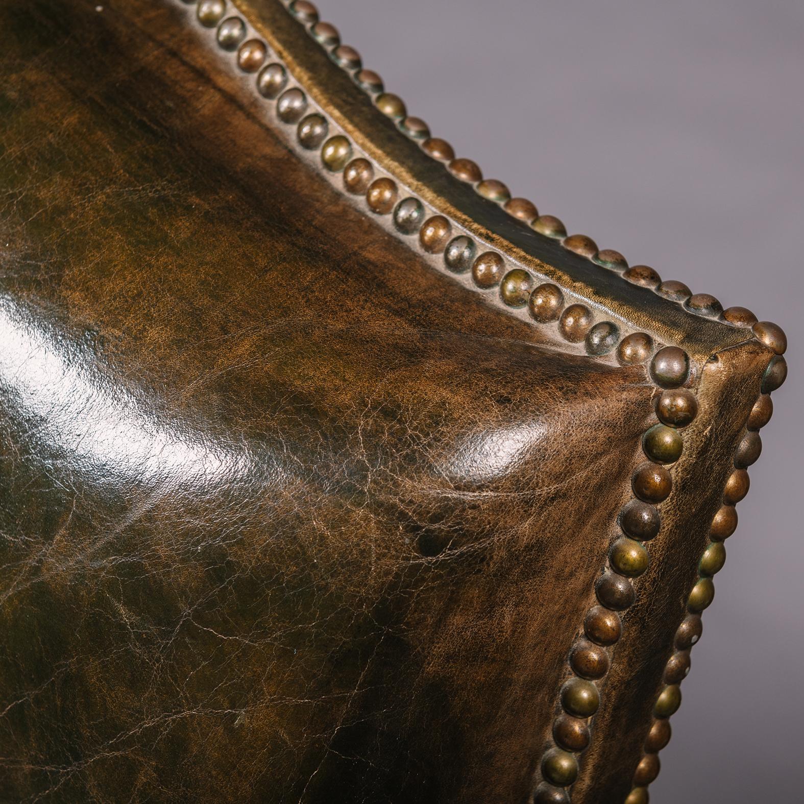 Intagliato a mano Una coppia di fauteuil in legno dorato in stile Regence in vendita