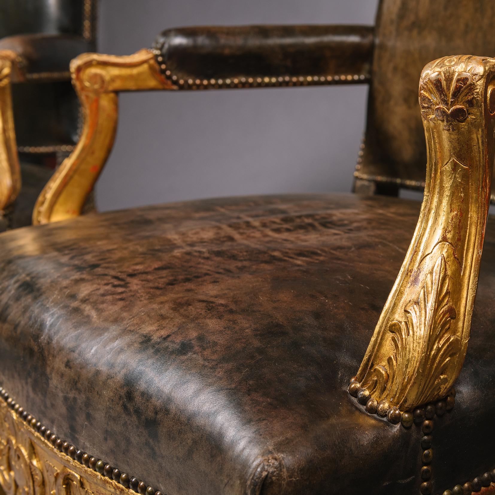 Una coppia di fauteuil in legno dorato in stile Regence In condizioni buone in vendita a Brighton, West Sussex