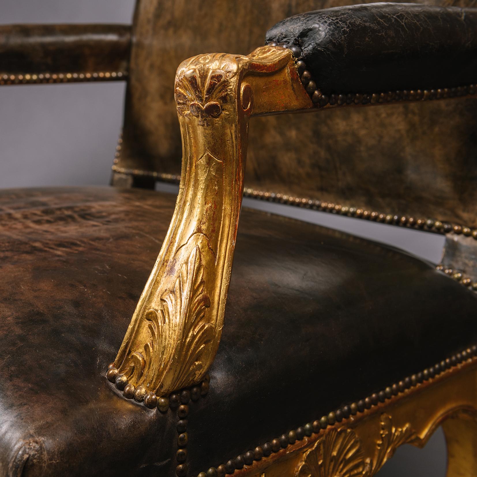 XIX secolo Una coppia di fauteuil in legno dorato in stile Regence in vendita