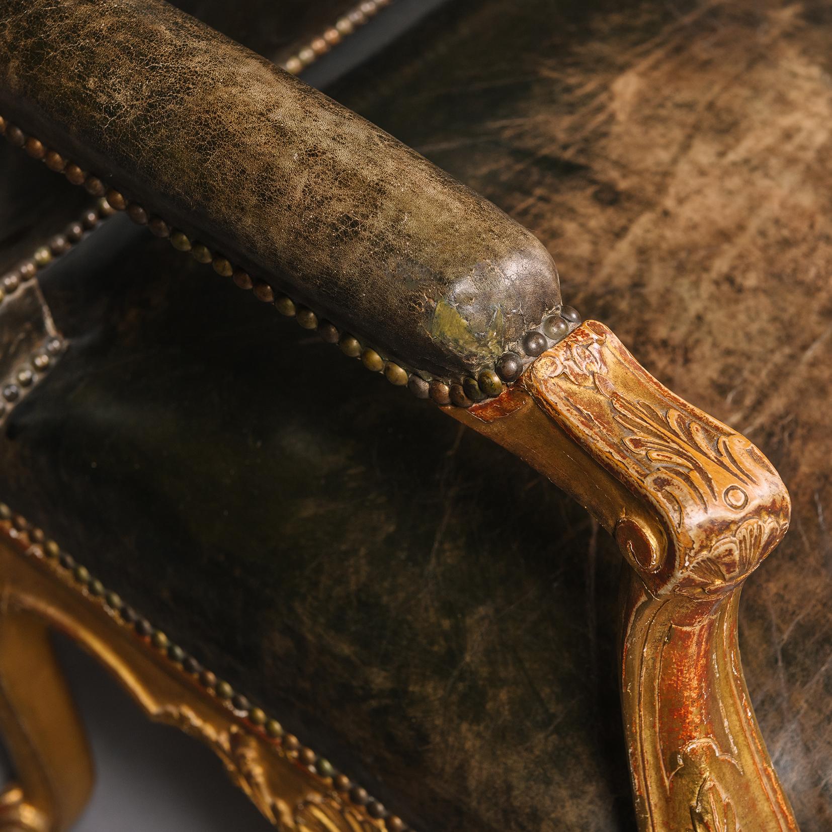 Pelle Una coppia di fauteuil in legno dorato in stile Regence in vendita