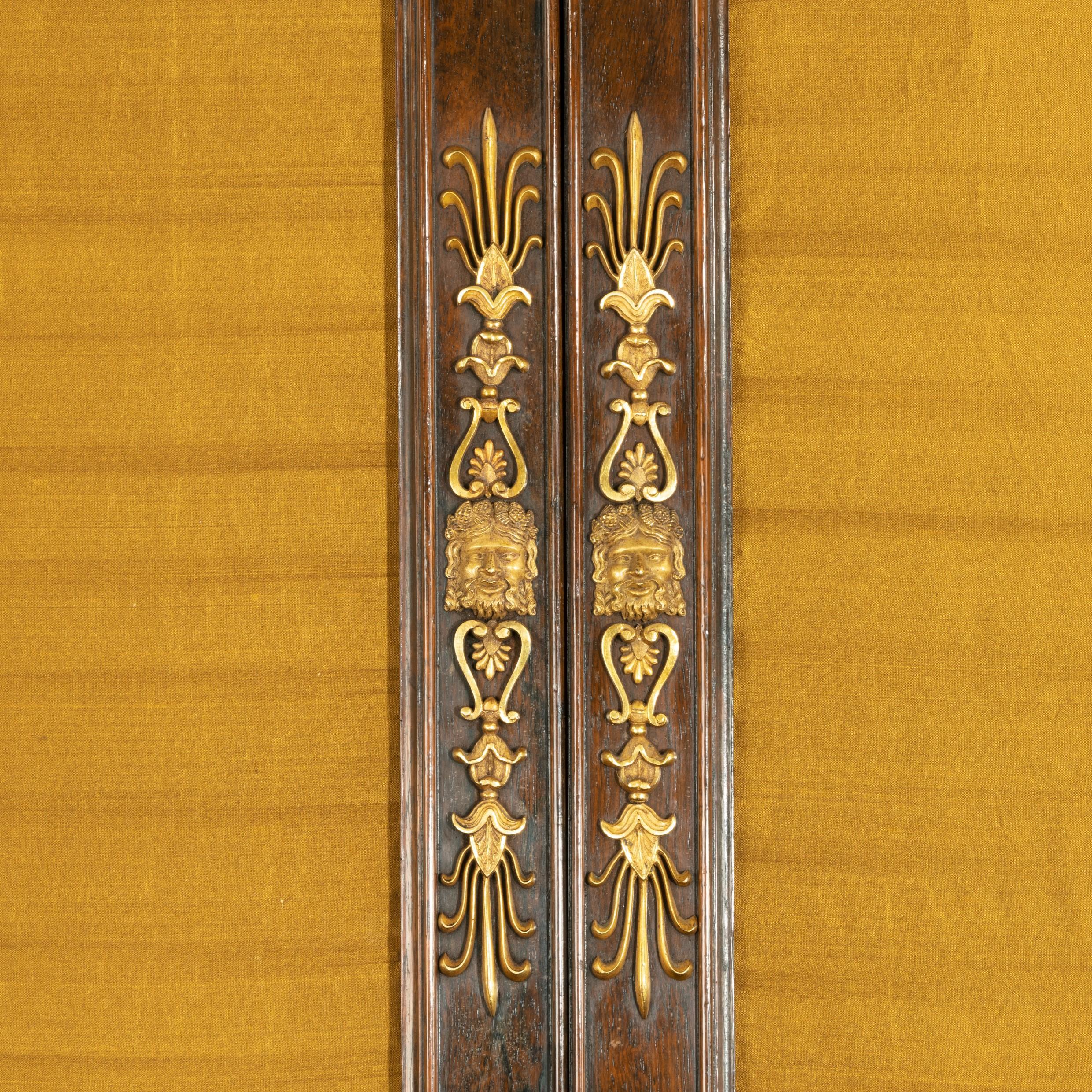 Ottone Coppia di armadietti Regency in legno di palissandro intarsiato in ottone in vendita
