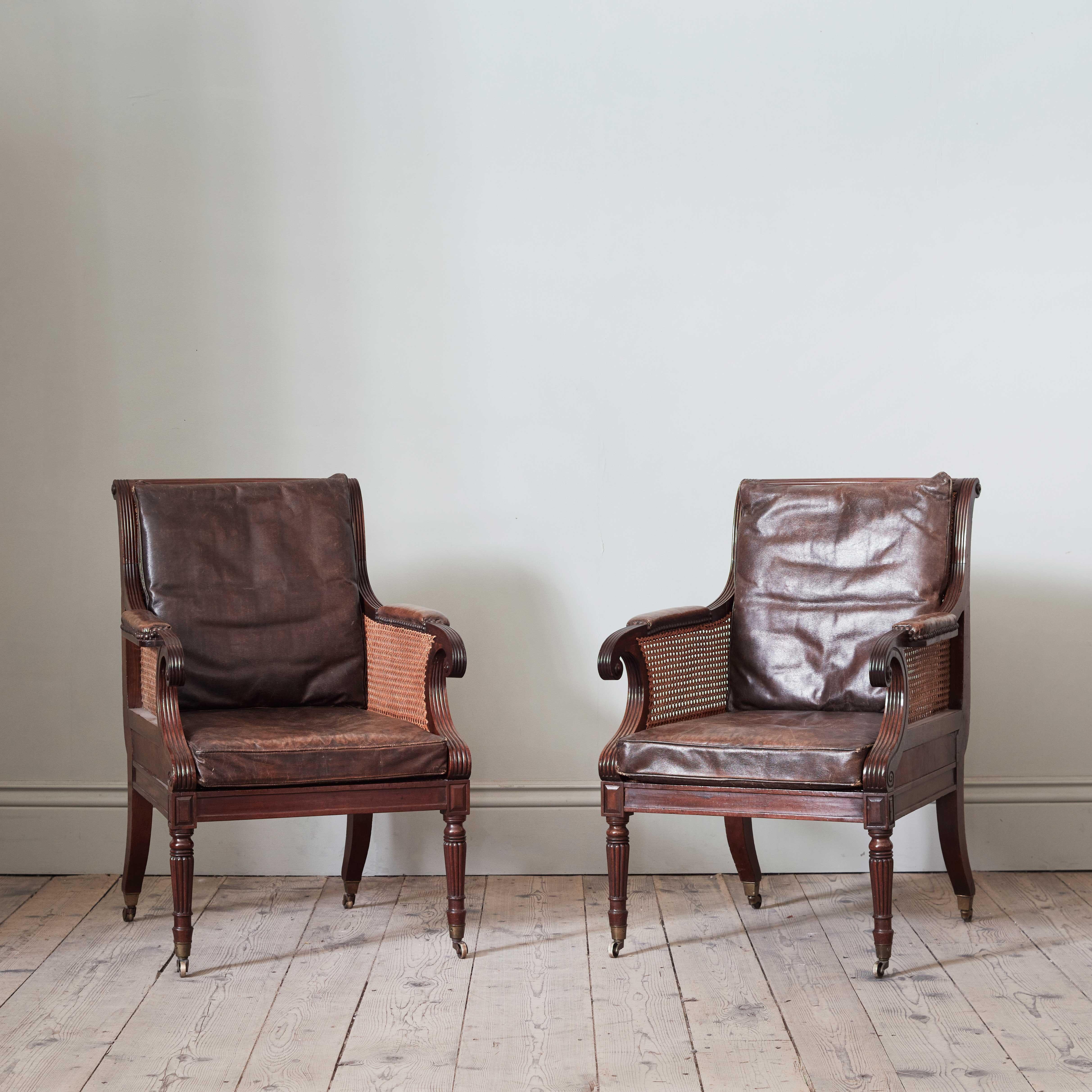 Paire de bergères cannées de style Régence, avec coussins en cuir de scarabée

Magnifiquement dessiné, et une forme quintessentielle, avec des bras à enroulement exceptionnellement sculptés, sur des pieds tournés et effilés et des roulettes en