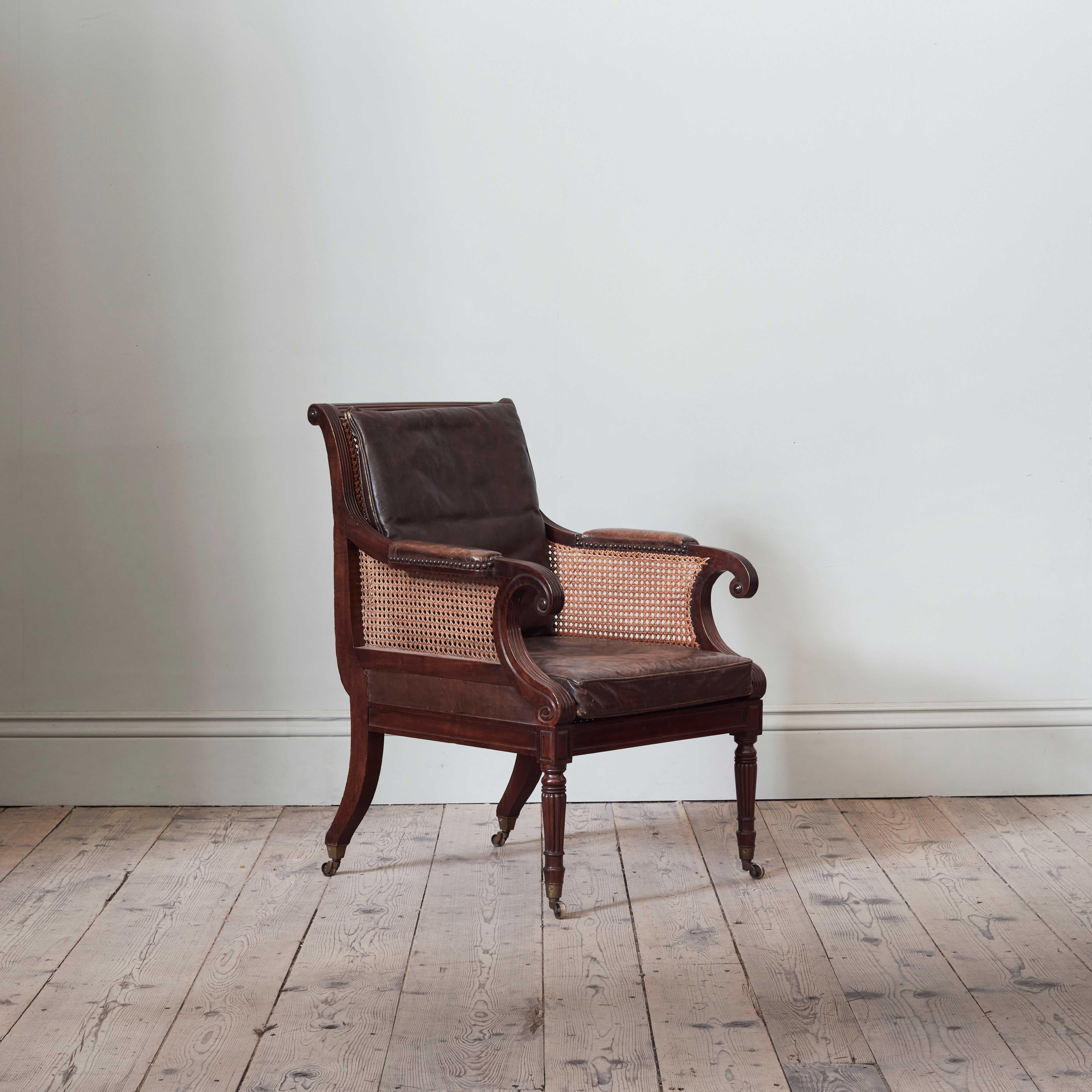 Regency Paire de bergères cannées de style Régence, avec coussins en cuir de scarabée en vente