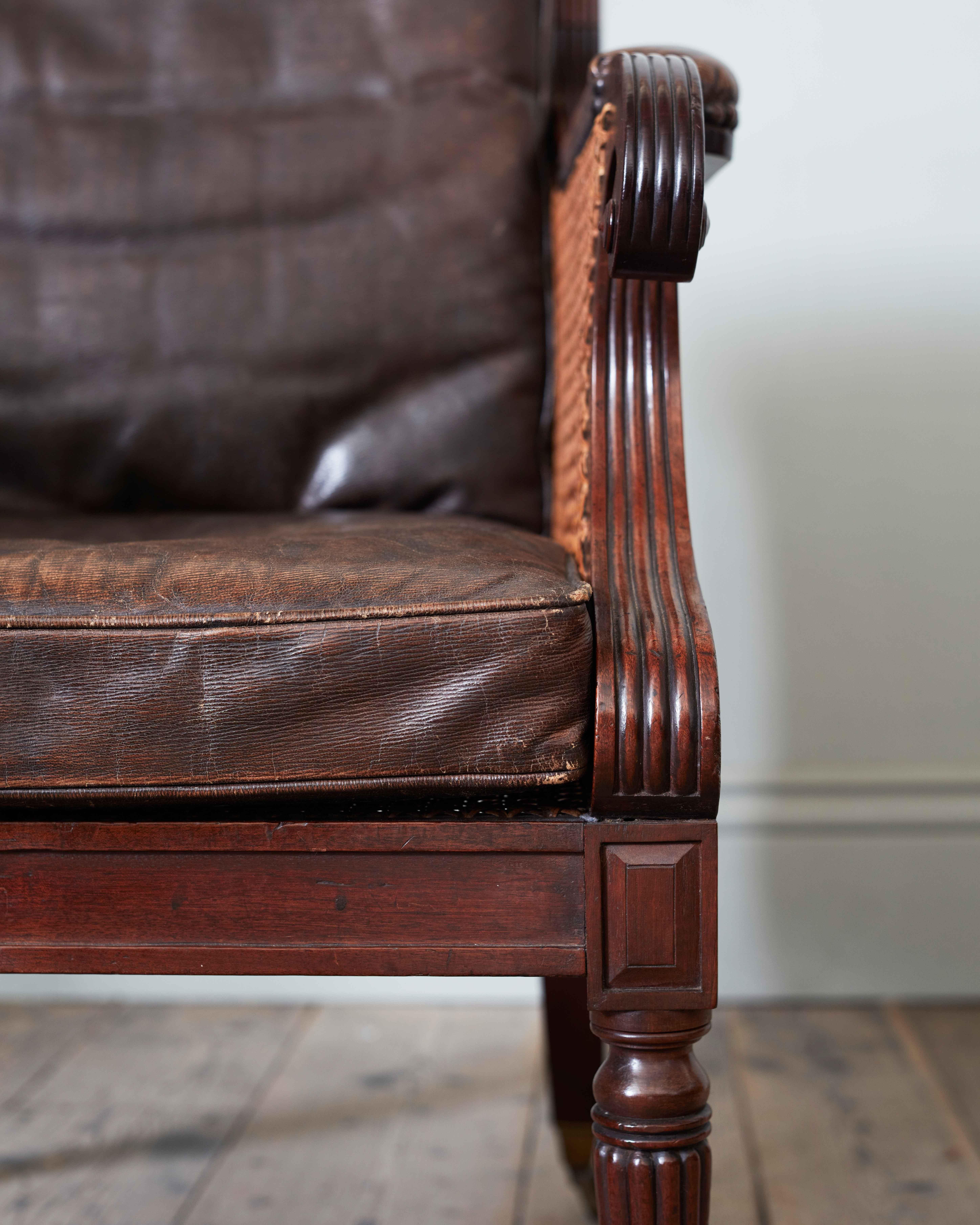 XIXe siècle Paire de bergères cannées de style Régence, avec coussins en cuir de scarabée en vente