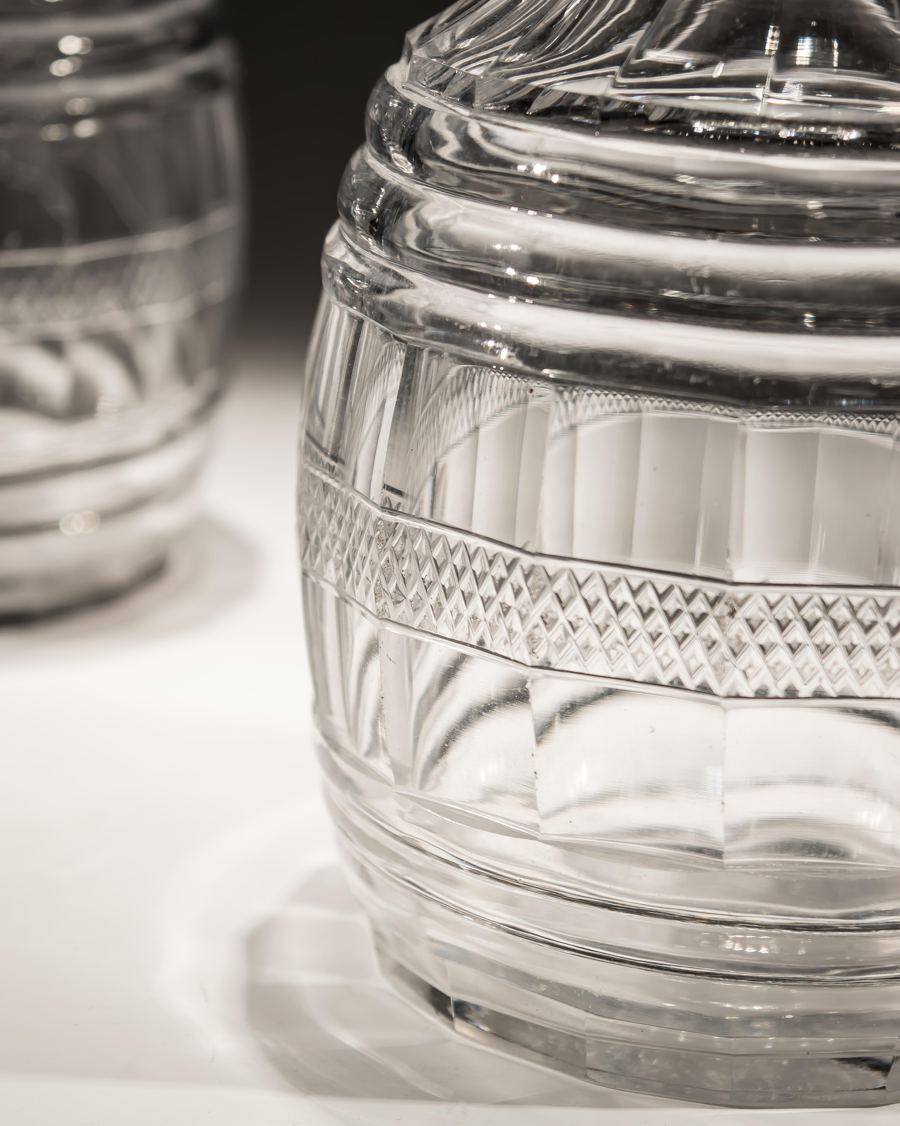 Paar Dekanter aus geschliffenem Regency-Glas (Britisch) im Angebot
