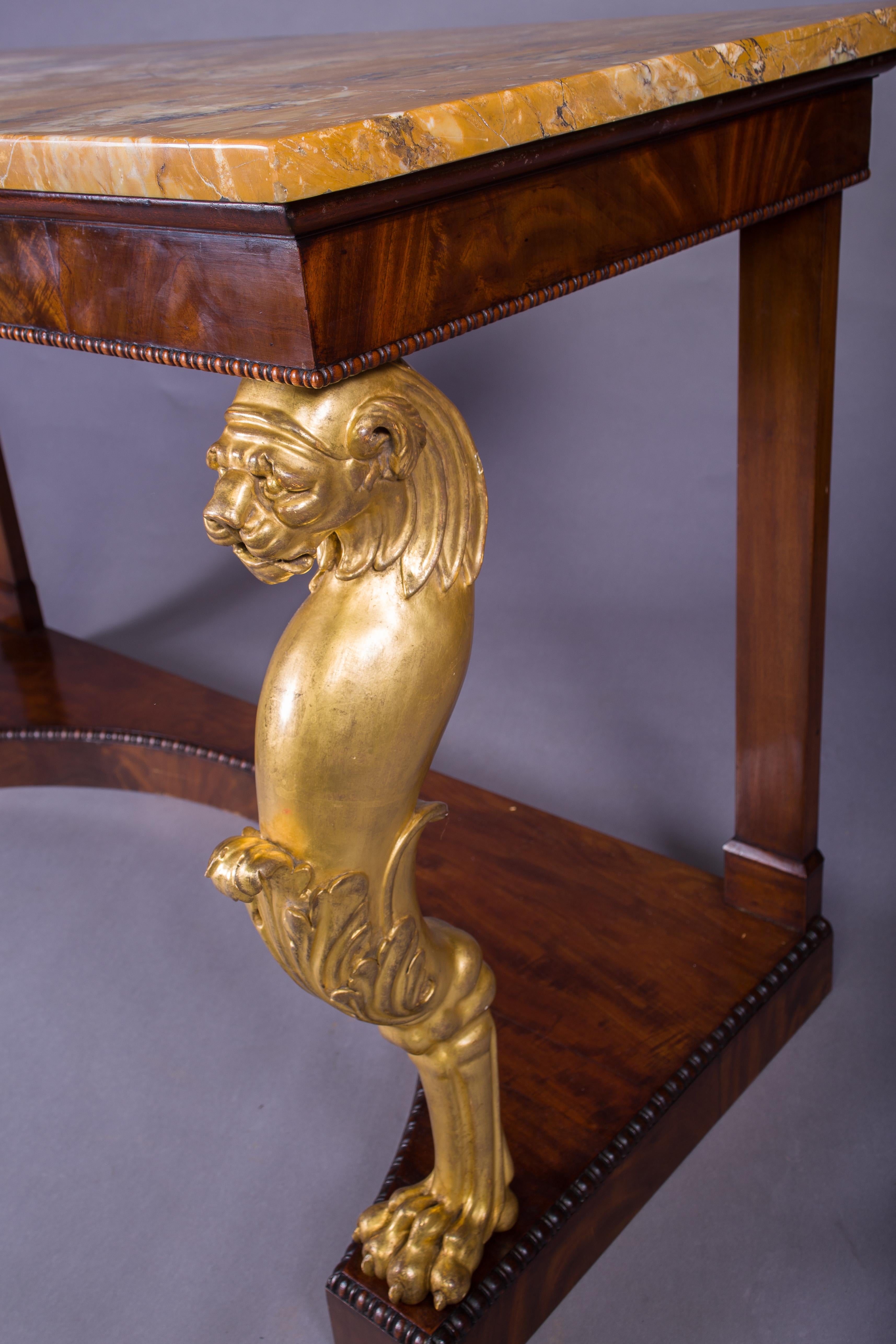 Sculpté Paire de consoles en bois doré et acajou de style Régence en vente