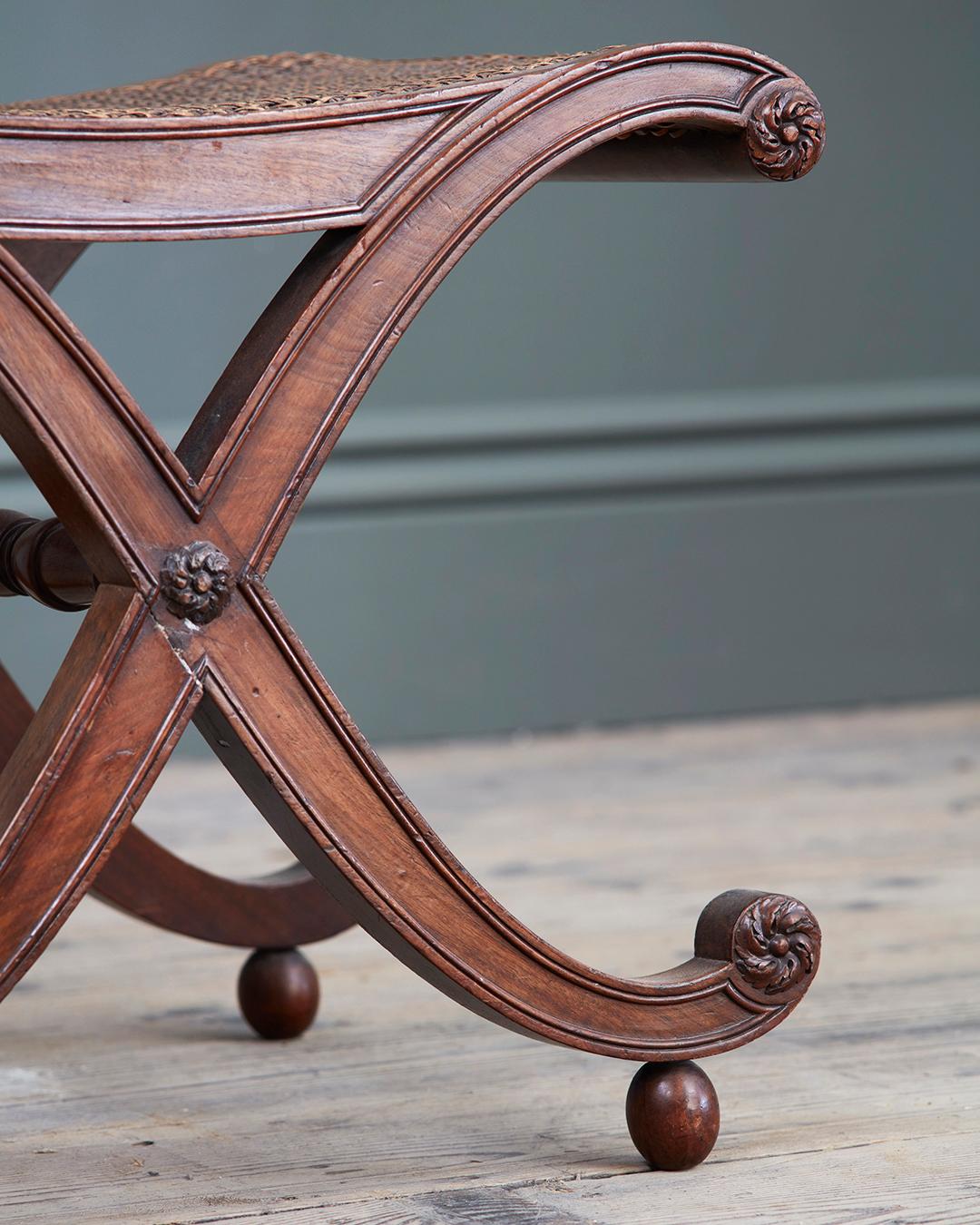 A Pair of Regency Mahogany and Caned ‘X’ Framed Stools In Good Condition In London, GB