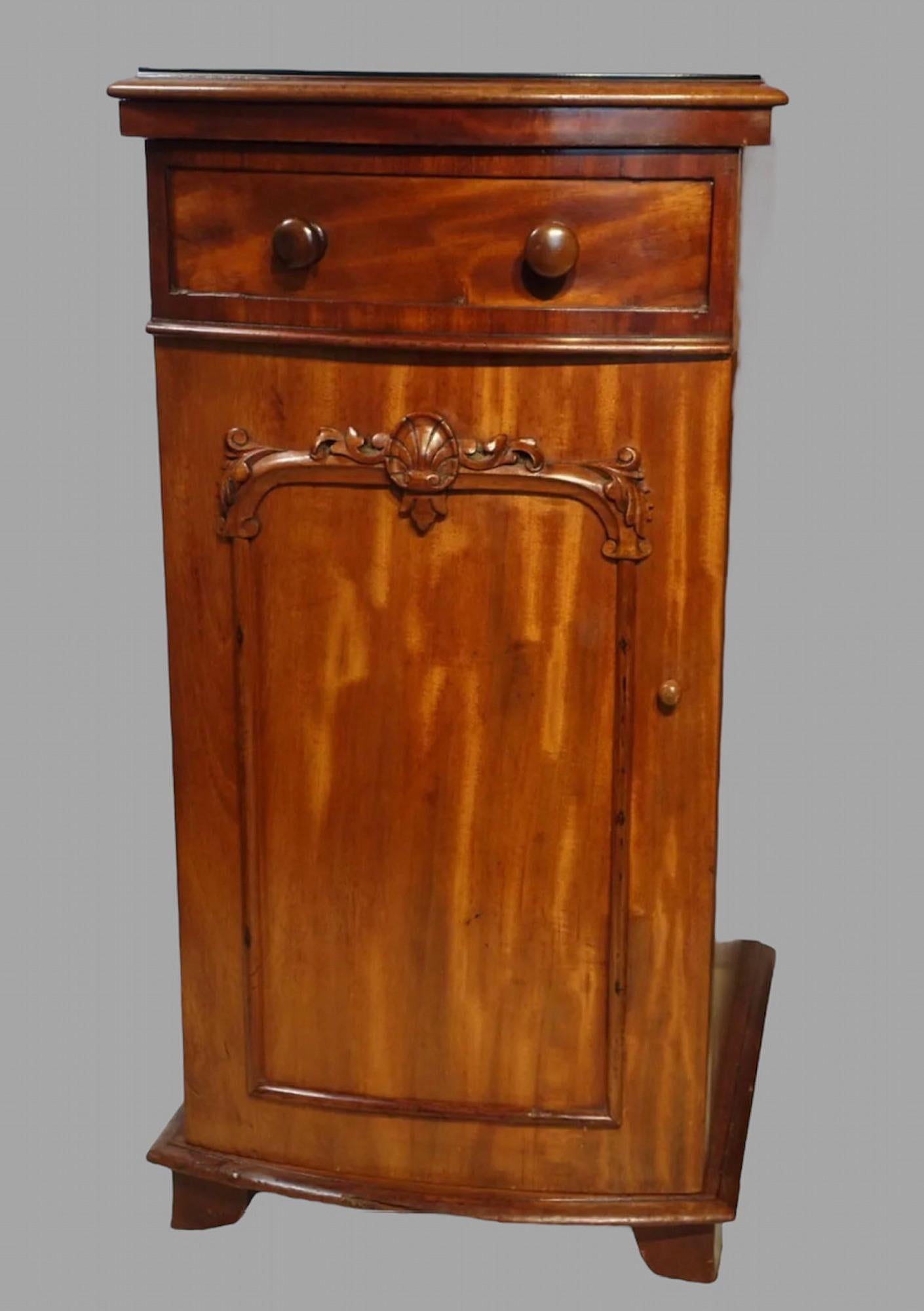 British Pair of Regency Mahogany Bedside Cabinets For Sale