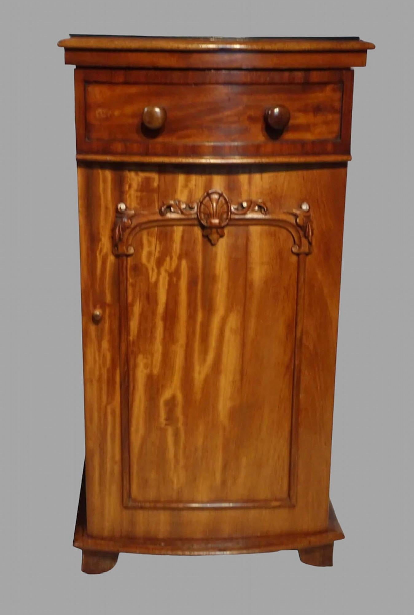 Pair of Regency Mahogany Bedside Cabinets In Good Condition For Sale In Pewsey, GB