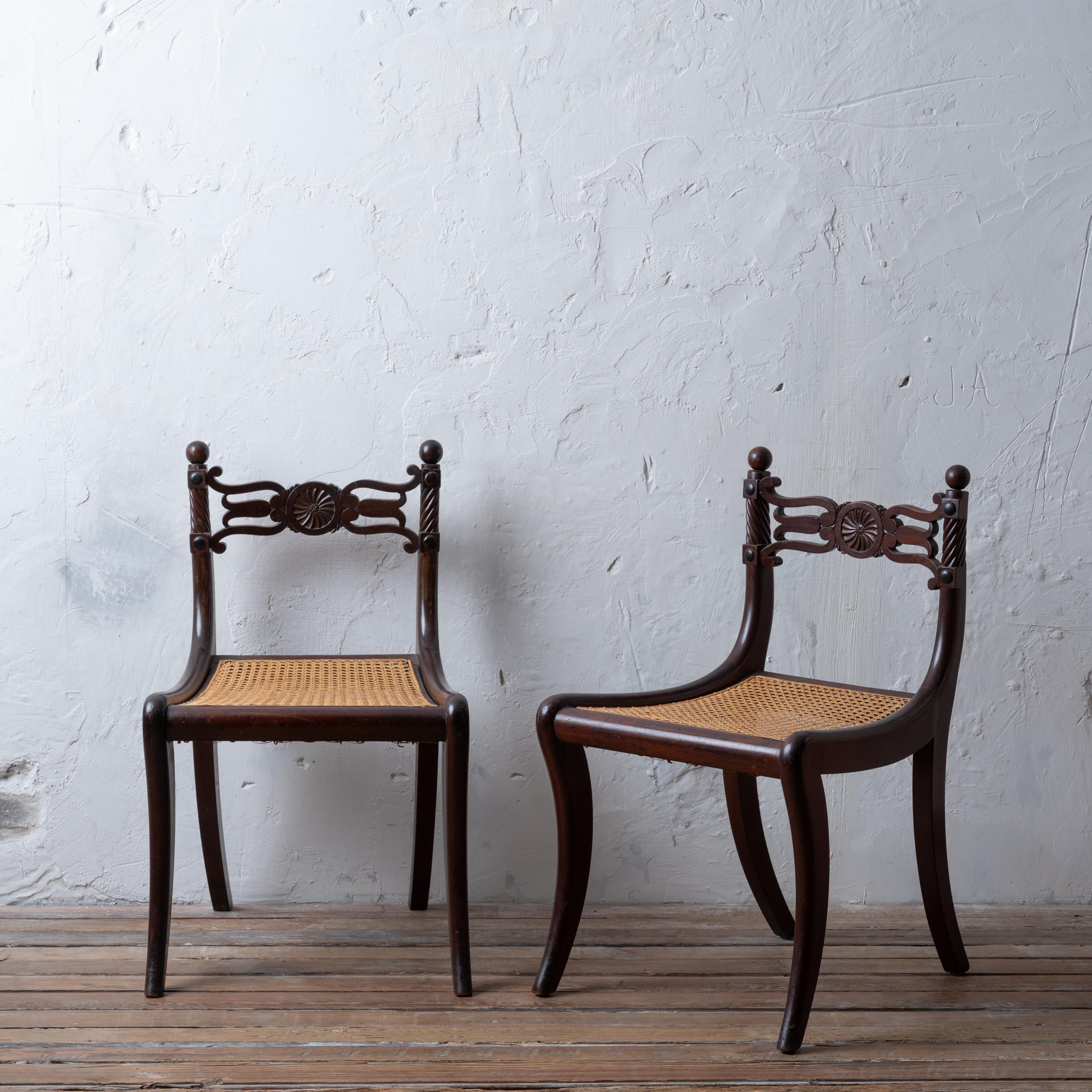Ein Paar Mahagoni-Regency-Stühle mit niedriger Rückenlehne und Rohrgestell, um 1810.



18 ½ Zoll breit x 22 Zoll tief x 30 ¼ Zoll hoch; Sitzhöhe 17 Zoll



