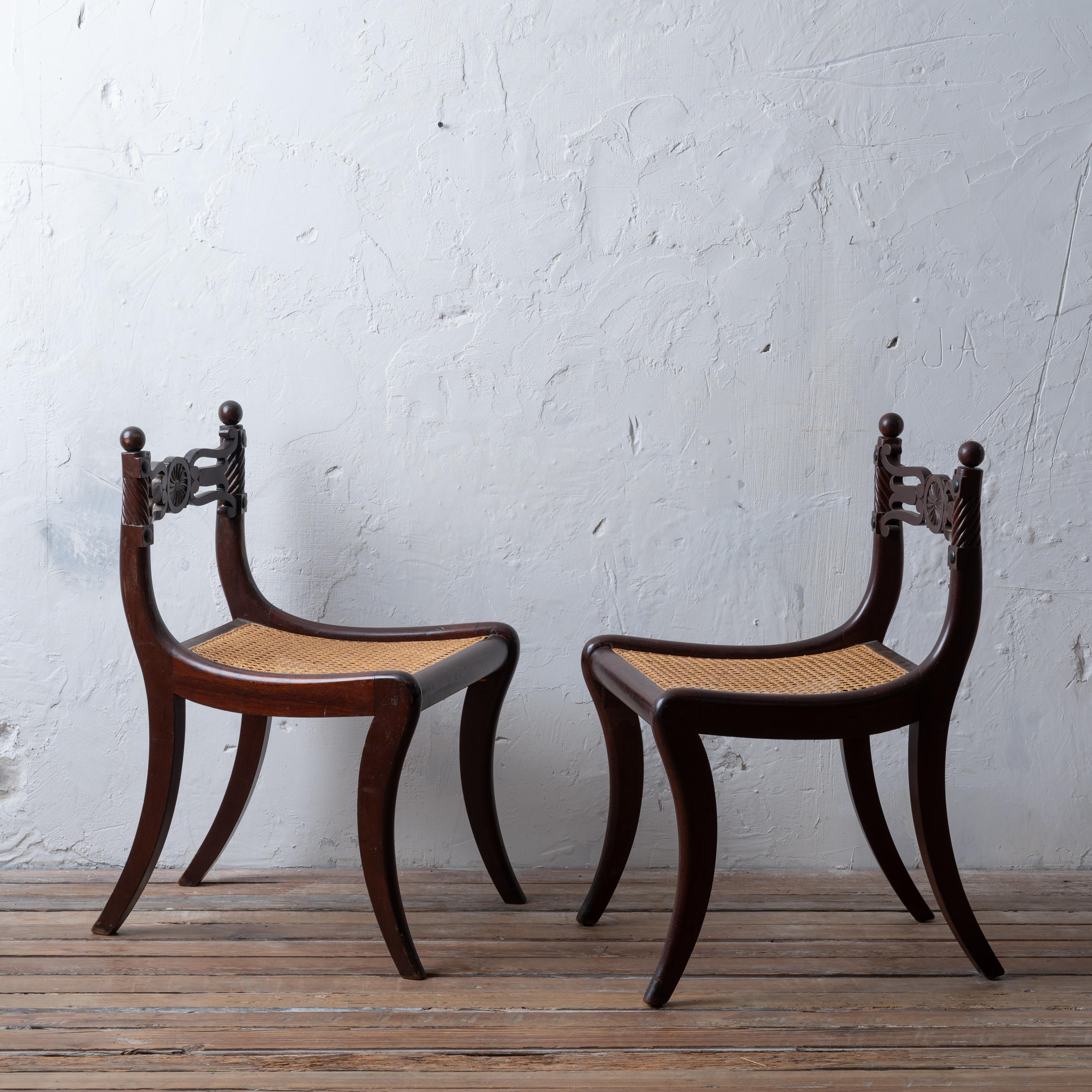 Ein Paar Mahagoni-Stockstühle aus der Regency-Zeit, um 1810 (Unbekannt) im Angebot
