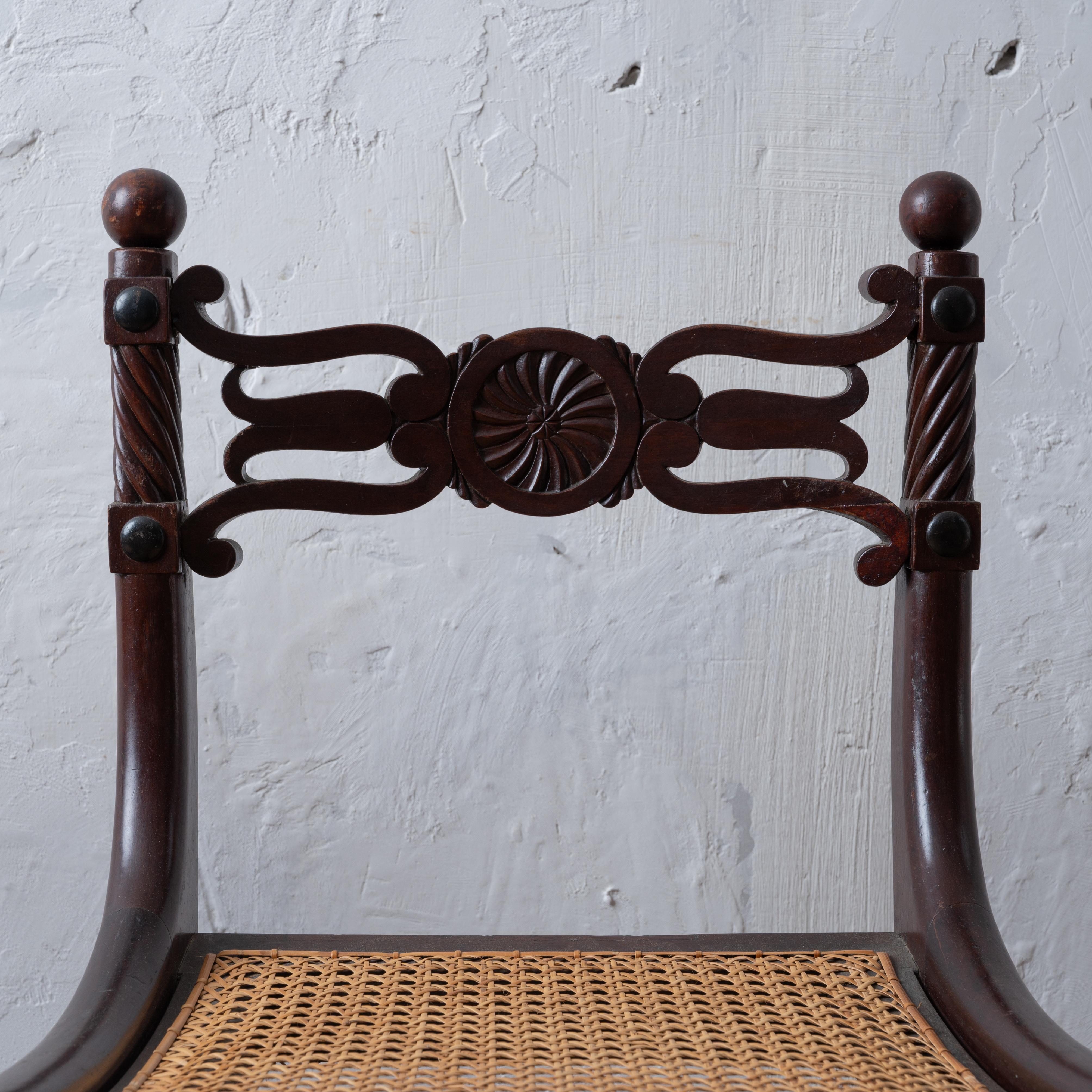 Ein Paar Mahagoni-Stockstühle aus der Regency-Zeit, um 1810 (Frühes 19. Jahrhundert) im Angebot