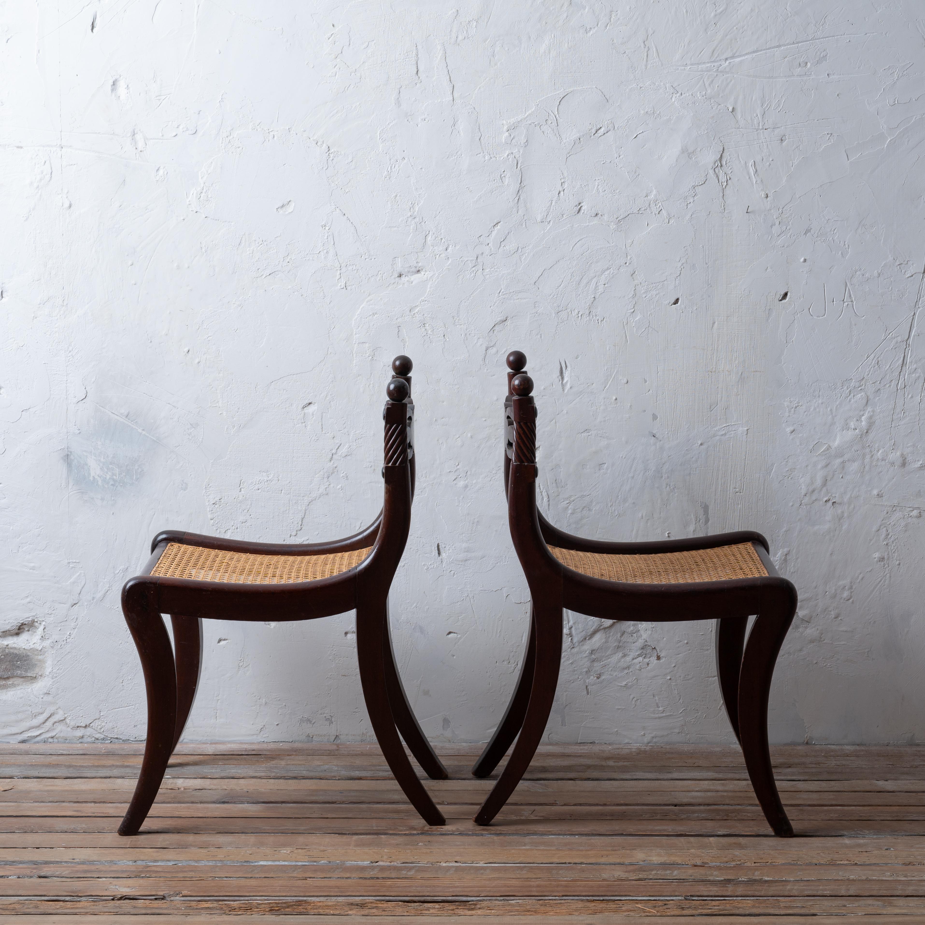 Ein Paar Mahagoni-Stockstühle aus der Regency-Zeit, um 1810 im Angebot 2
