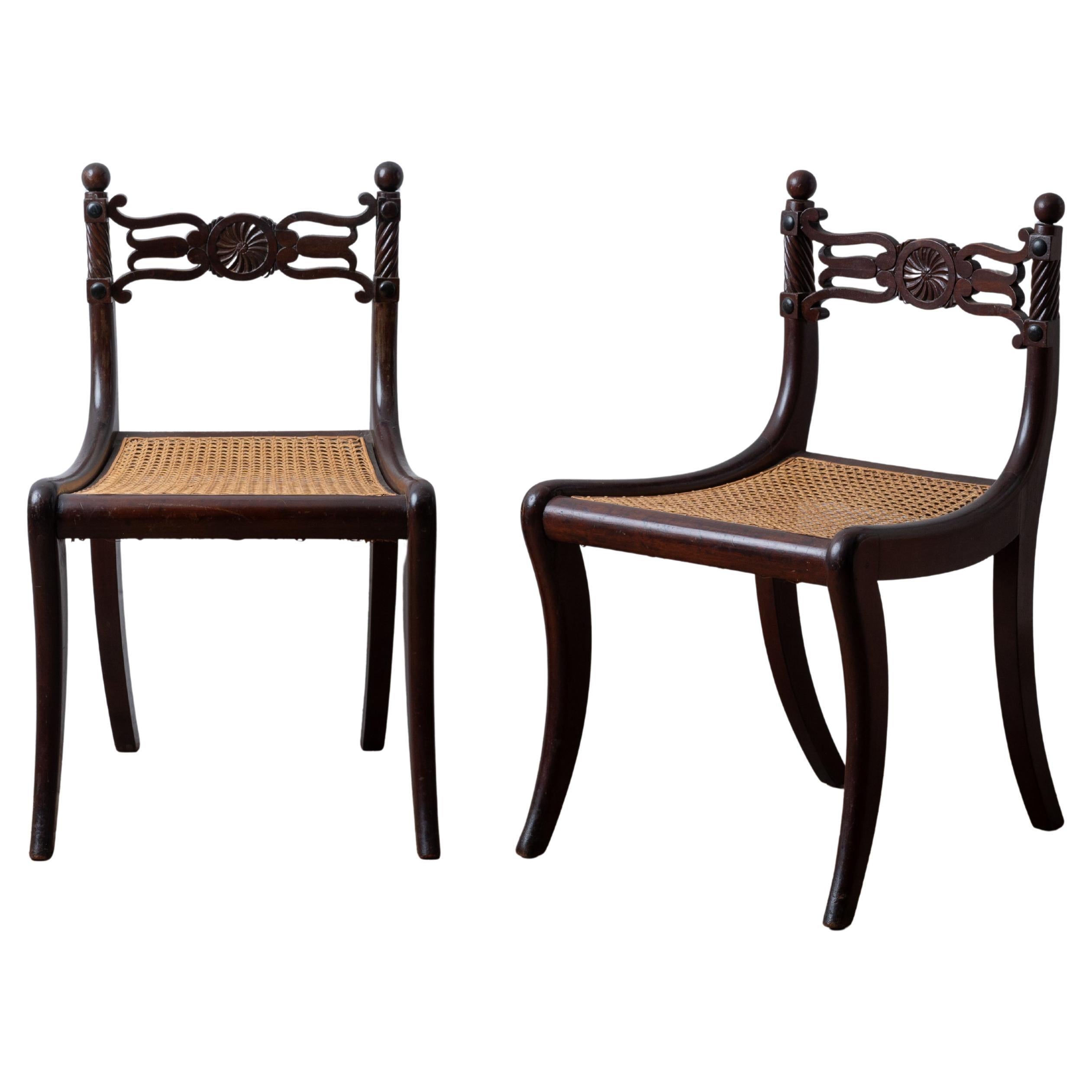 Ein Paar Mahagoni-Stockstühle aus der Regency-Zeit, um 1810 im Angebot