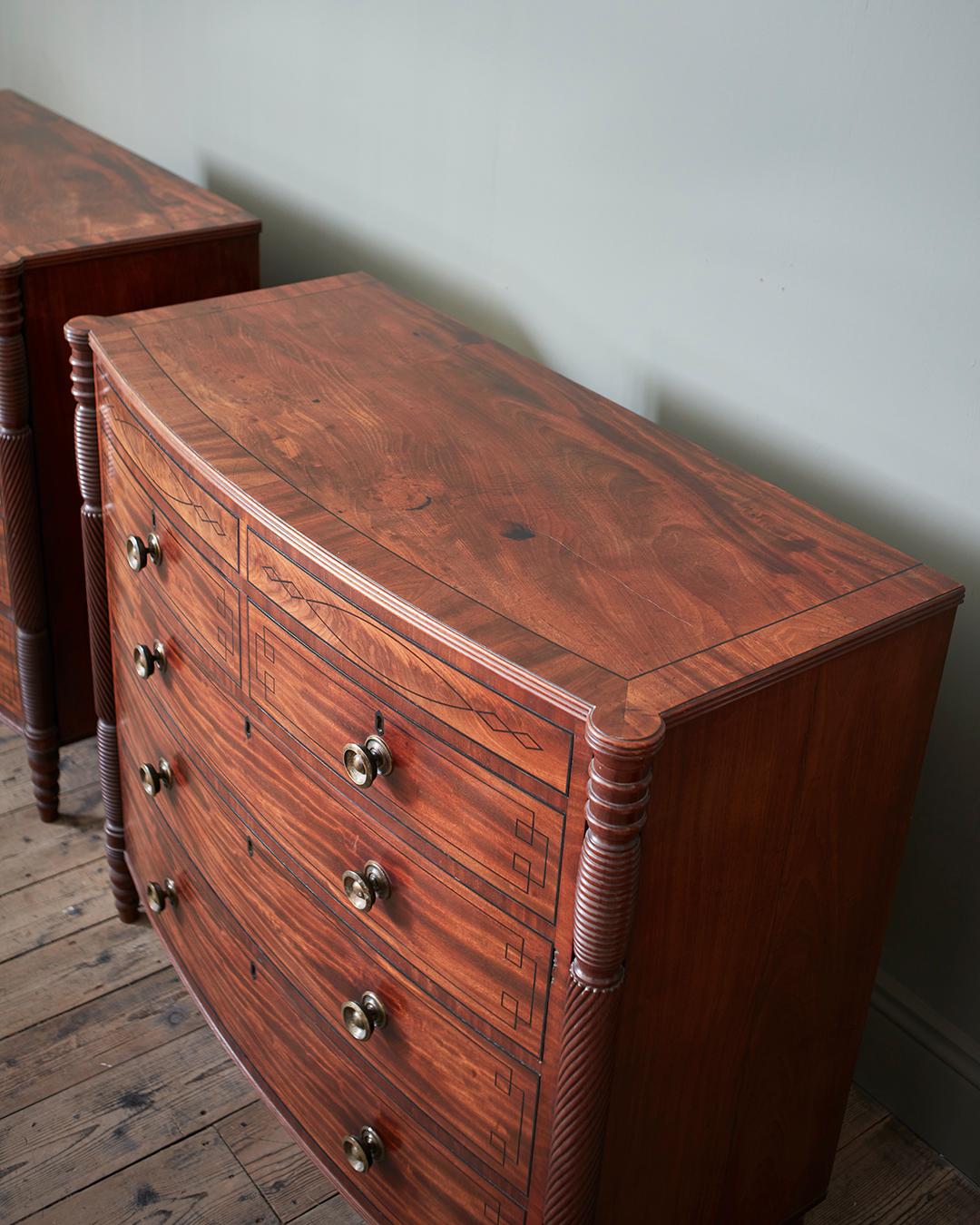 Regency Paire de commodes en acajou de style Régence en vente