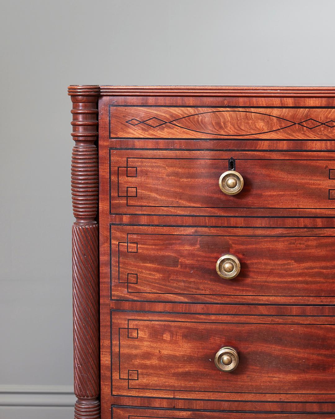 Sculpté Paire de commodes en acajou de style Régence en vente