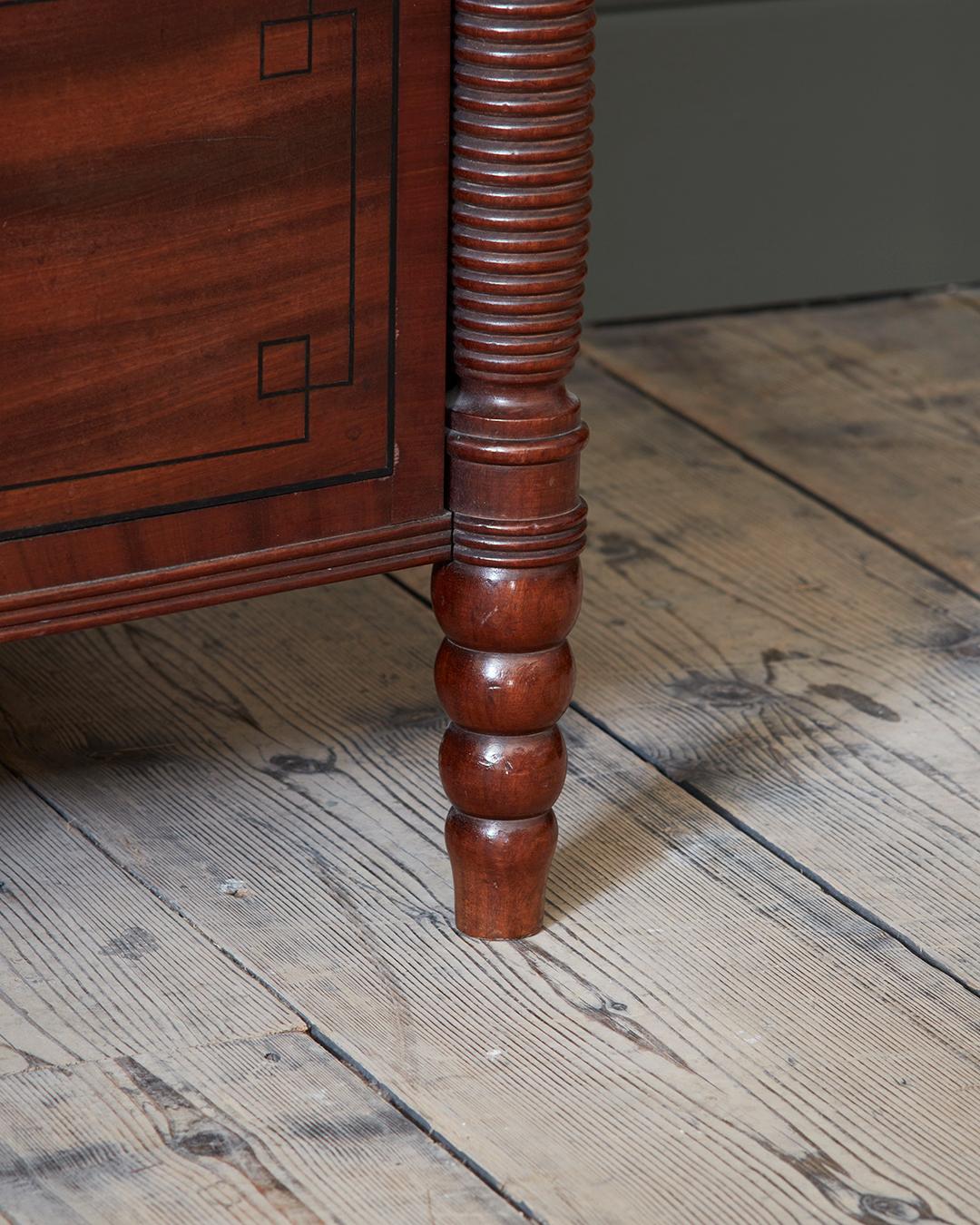 Paire de commodes en acajou de style Régence Bon état - En vente à London, GB