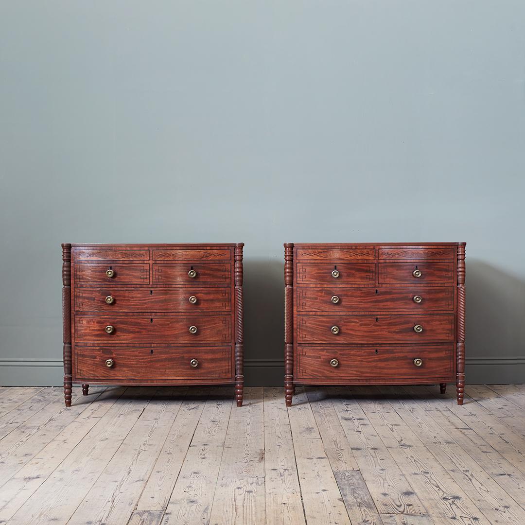 XIXe siècle Paire de commodes en acajou de style Régence en vente