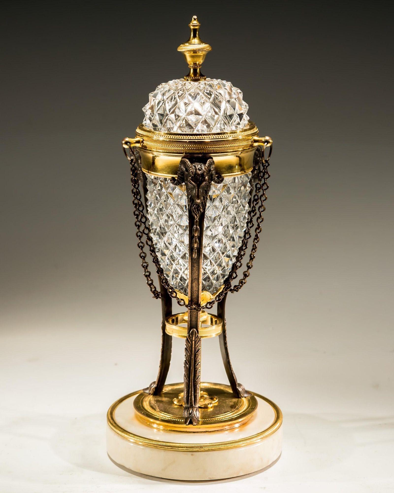 Regency Paire de cassolettes en bronze doré et verre taillé de style Régence  en vente