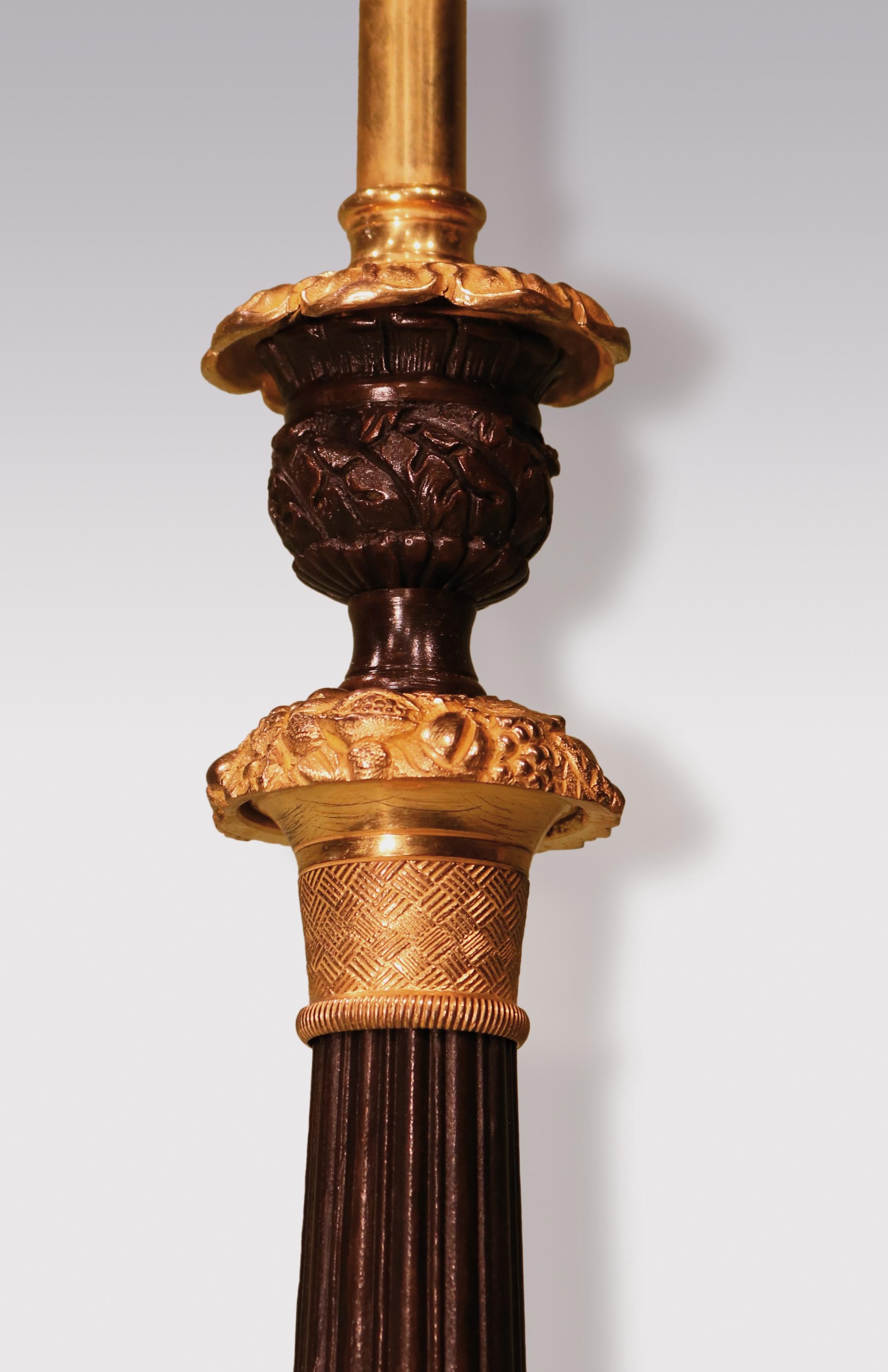 Paar Bronze- und Goldbronze-Kerzenständer aus der Regency-Zeit, umgewandelt in Lampen (Englisch) im Angebot
