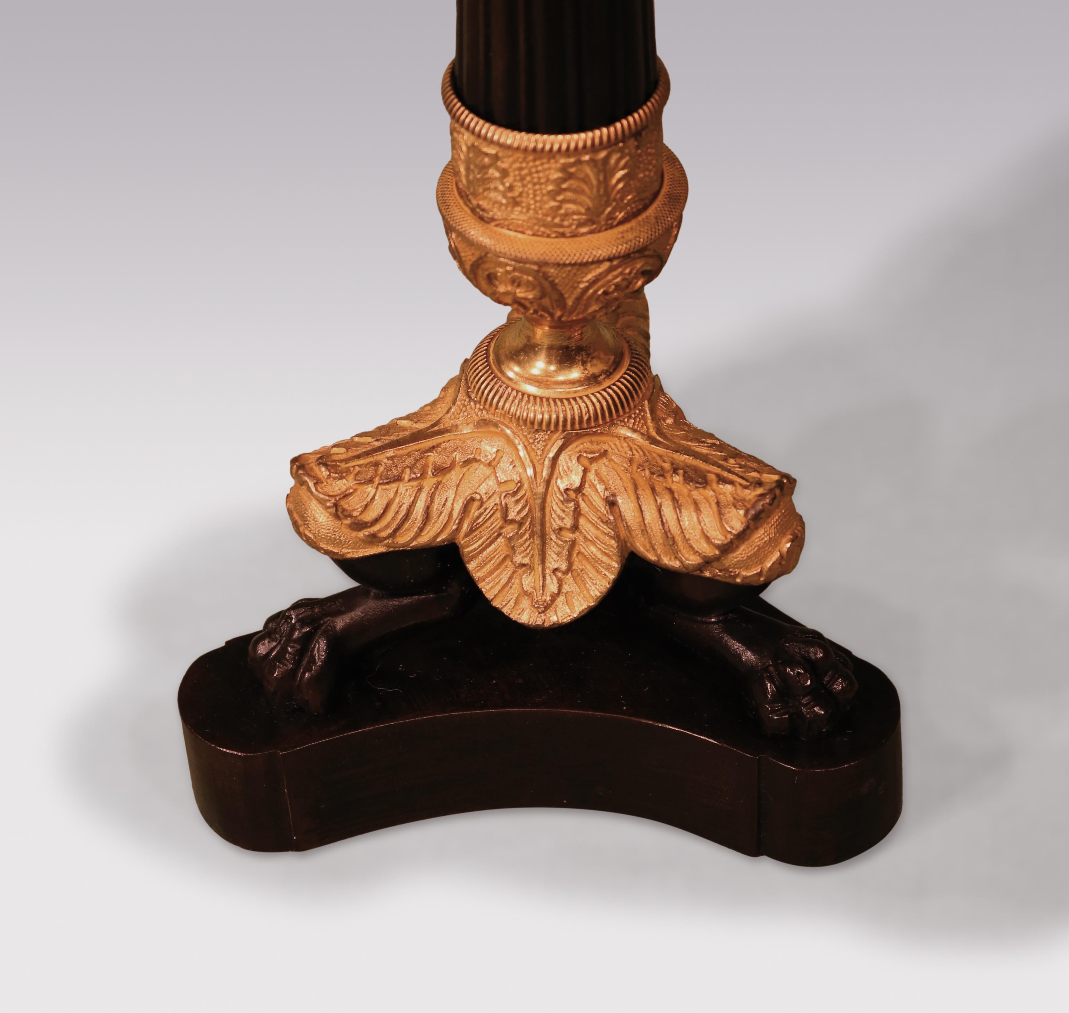 Paar Bronze- und Goldbronze-Kerzenständer aus der Regency-Zeit, umgewandelt in Lampen im Zustand „Gut“ im Angebot in London, GB