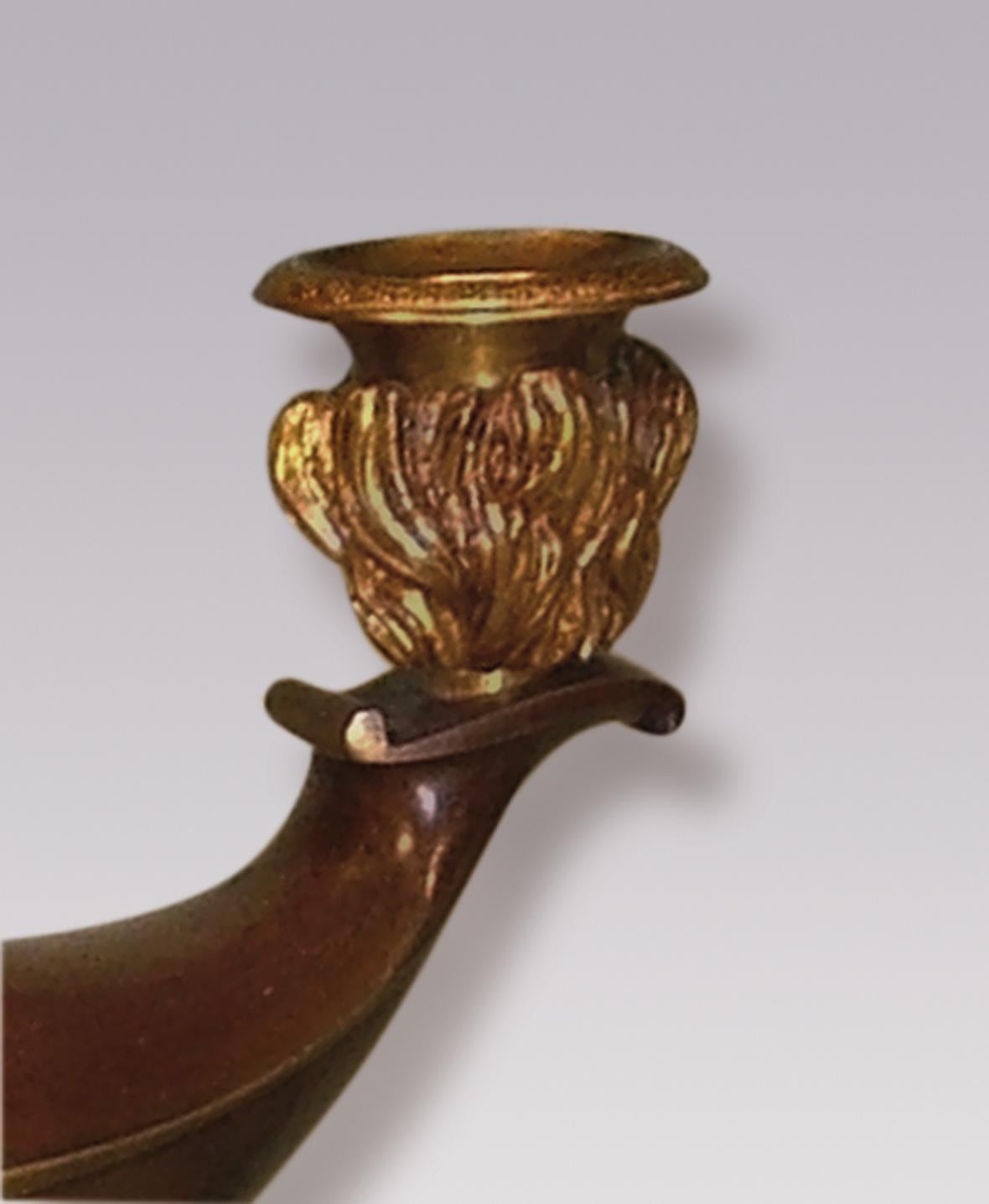 Zwei Regency-Kerzenleuchter aus Bronze und Goldbronze mit zwei Lichtern (Englisch) im Angebot