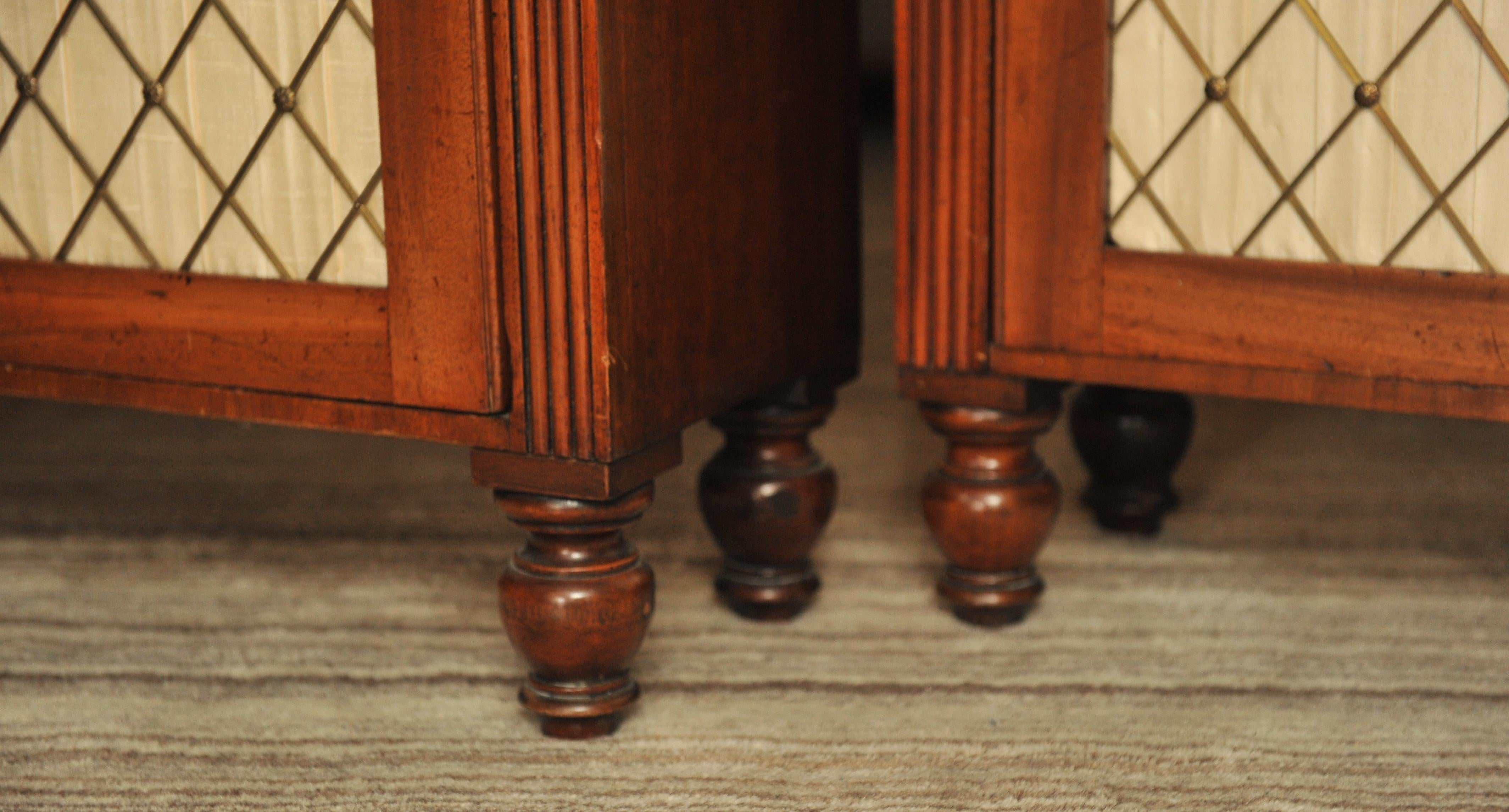 Laiton Rare paire de meubles d'appoint en acajou d'époque Régence avec façades en treillis de laiton en vente