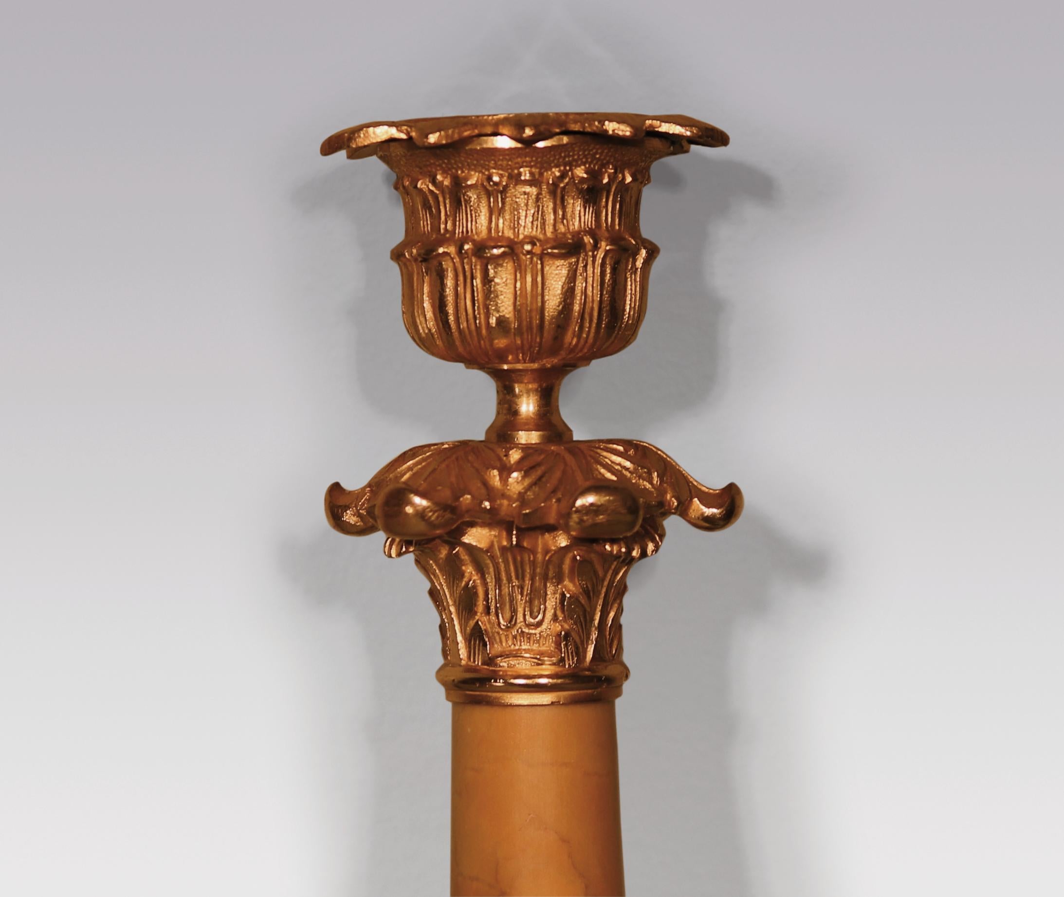 Paar Ormolu-Kerzenständer aus der Regency-Periode (Englisch) im Angebot