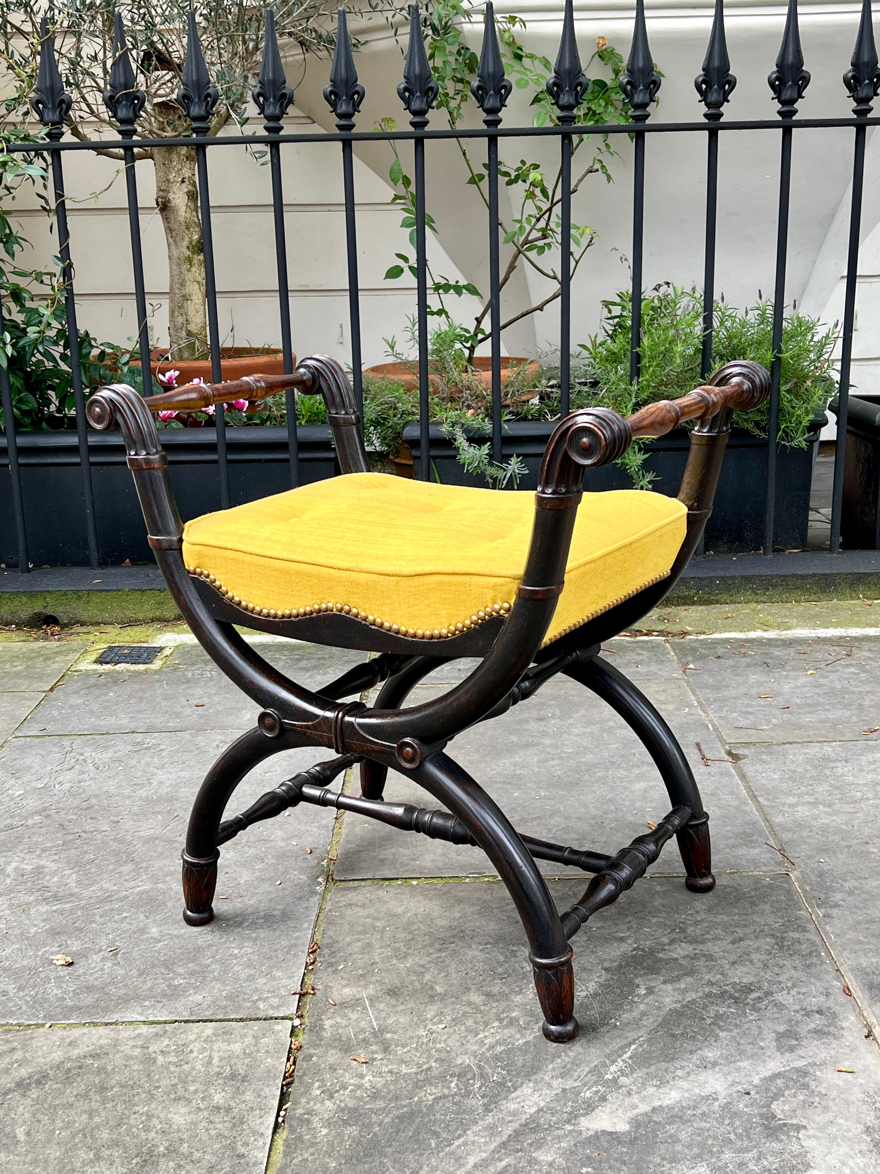 A Pair of Regency Period X-Framed and Ebonised Oak window Seats In Good Condition For Sale In London, GB