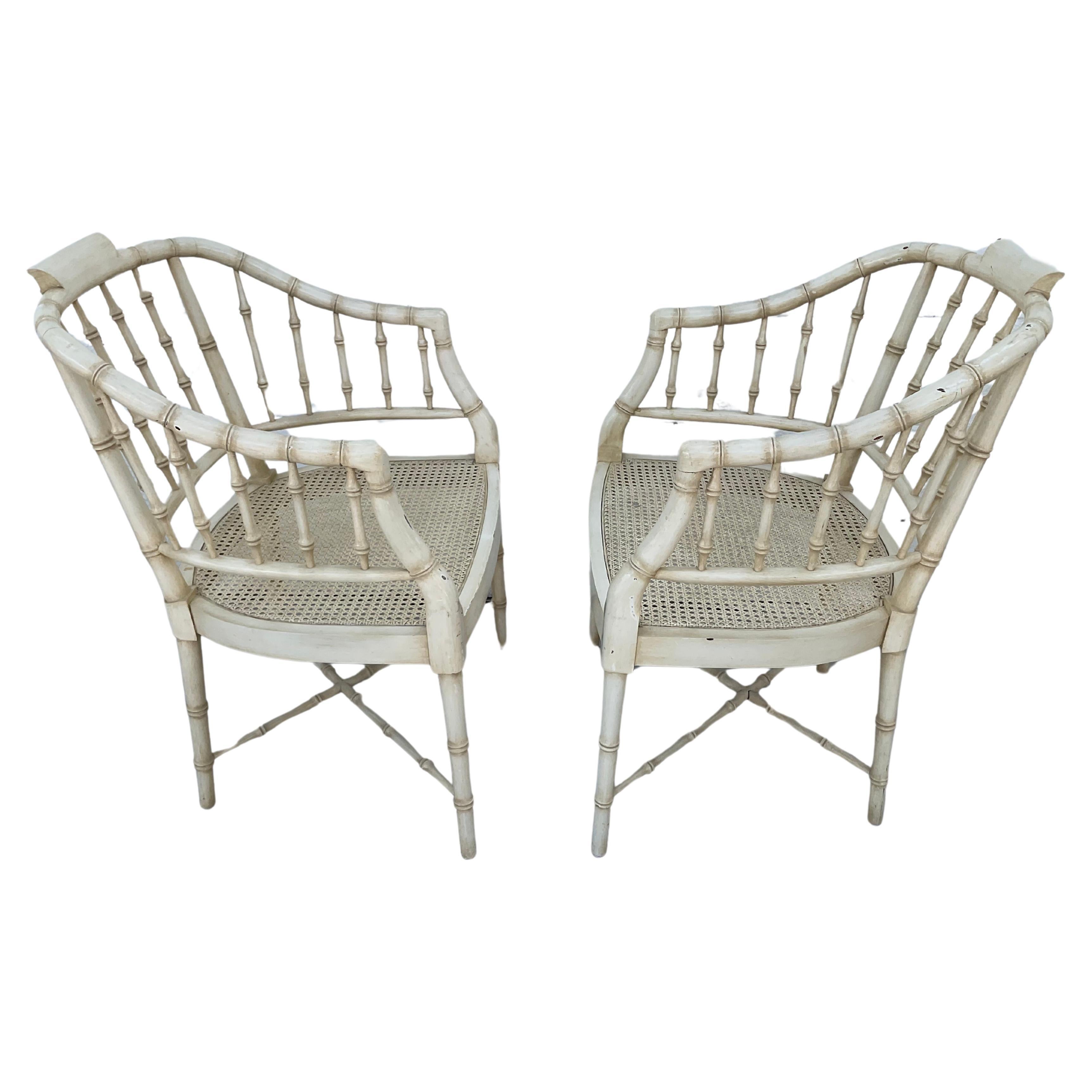 Regency Paire de fauteuils en faux bambou et canne de style Régence en vente