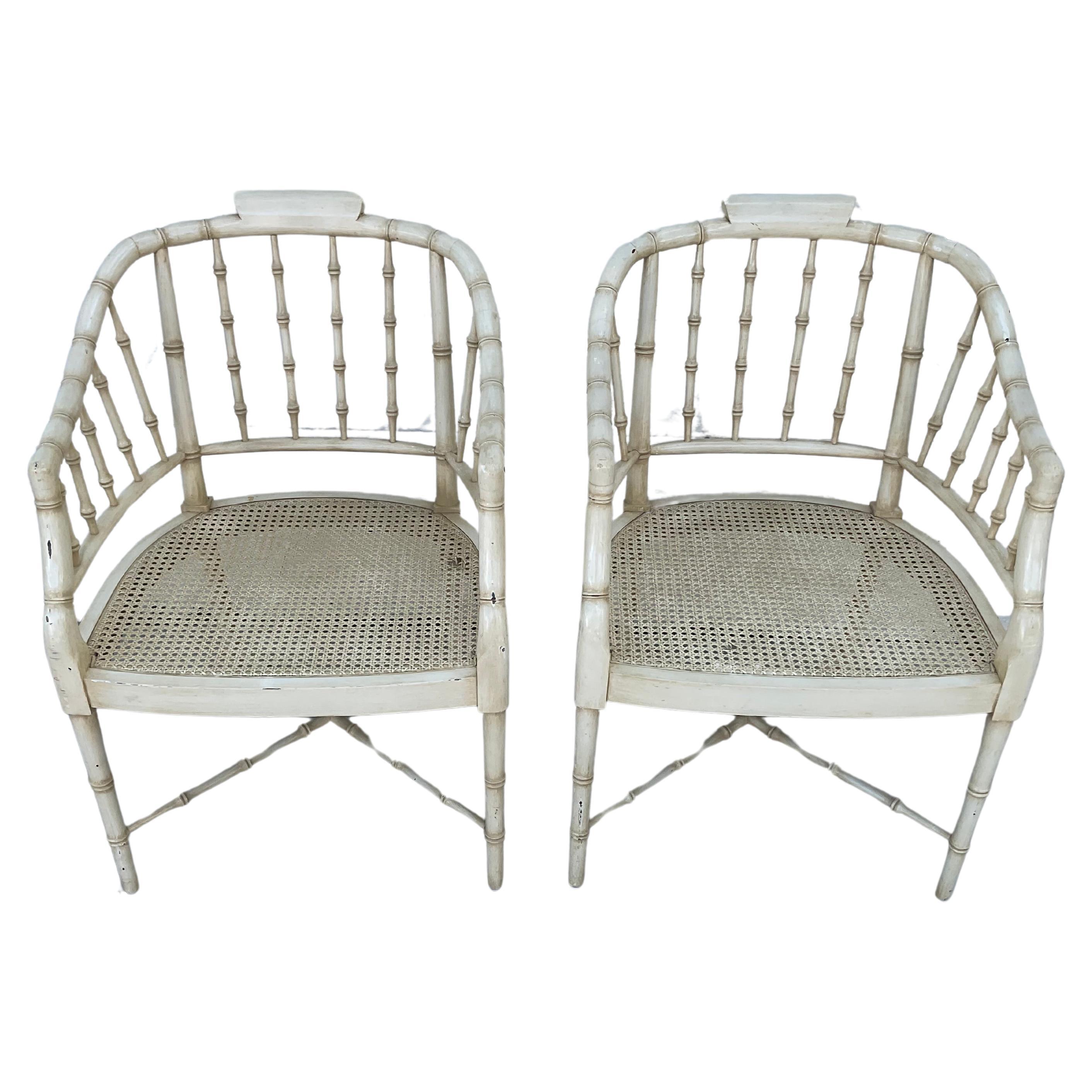 Paire de fauteuils en faux bambou et canne de style Régence Bon état - En vente à Bradenton, FL