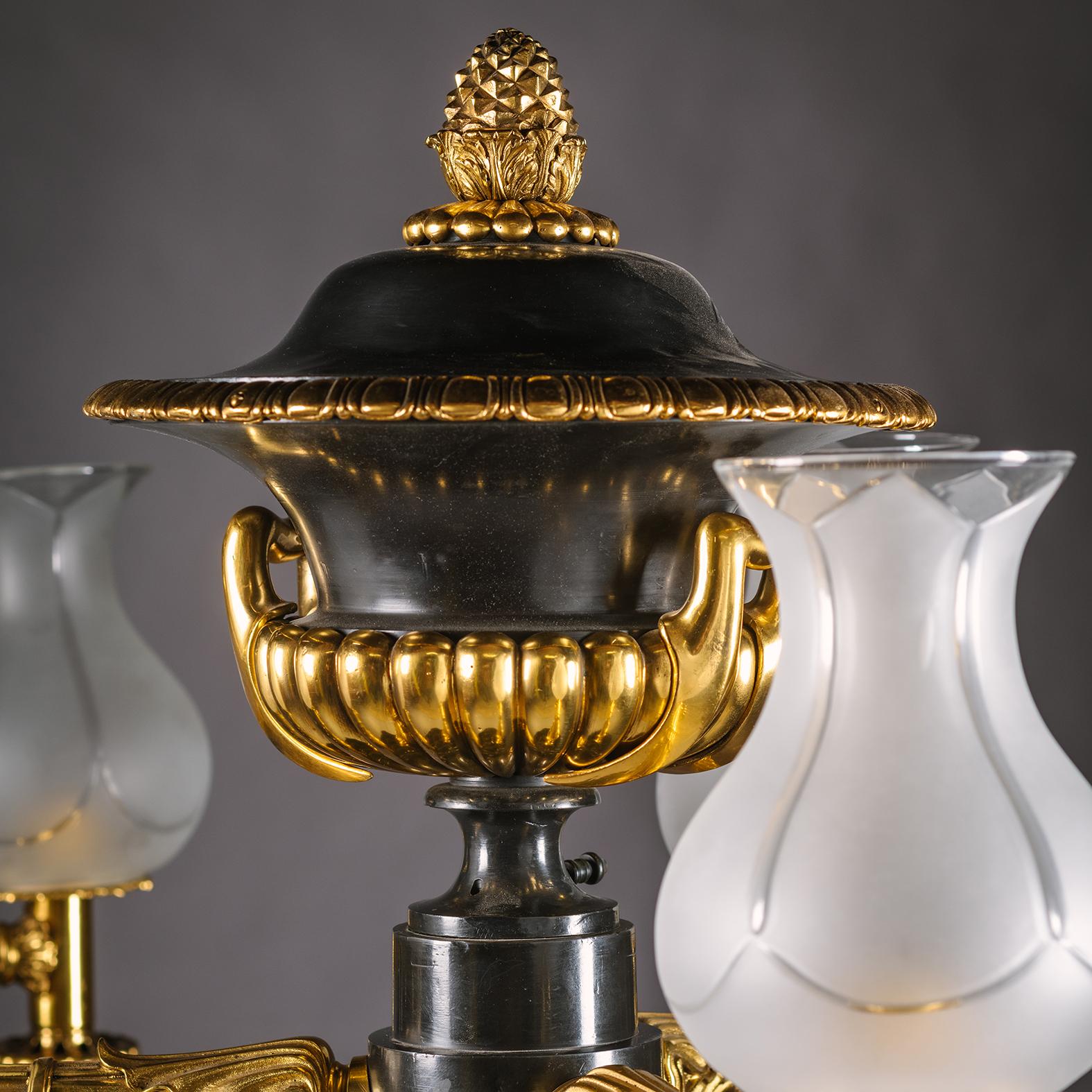 Dorato Coppia di lampade da terra in bronzo dorato e patinato in stile Reggenza o 'torchères' in vendita