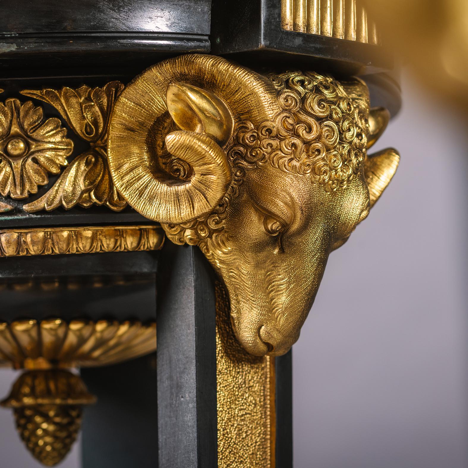 Coppia di lampade da terra in bronzo dorato e patinato in stile Reggenza o 'torchères' In condizioni buone in vendita a Brighton, West Sussex