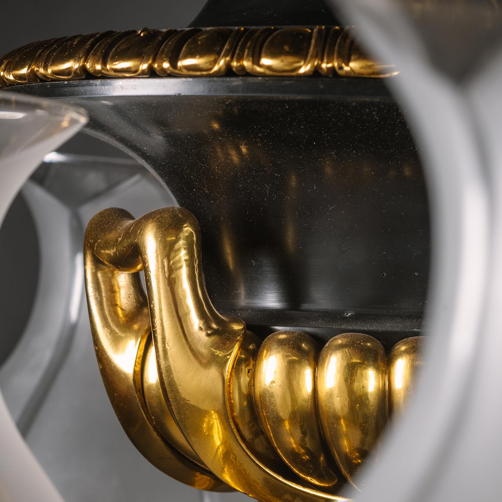 XX secolo Coppia di lampade da terra in bronzo dorato e patinato in stile Reggenza o 'torchères' in vendita