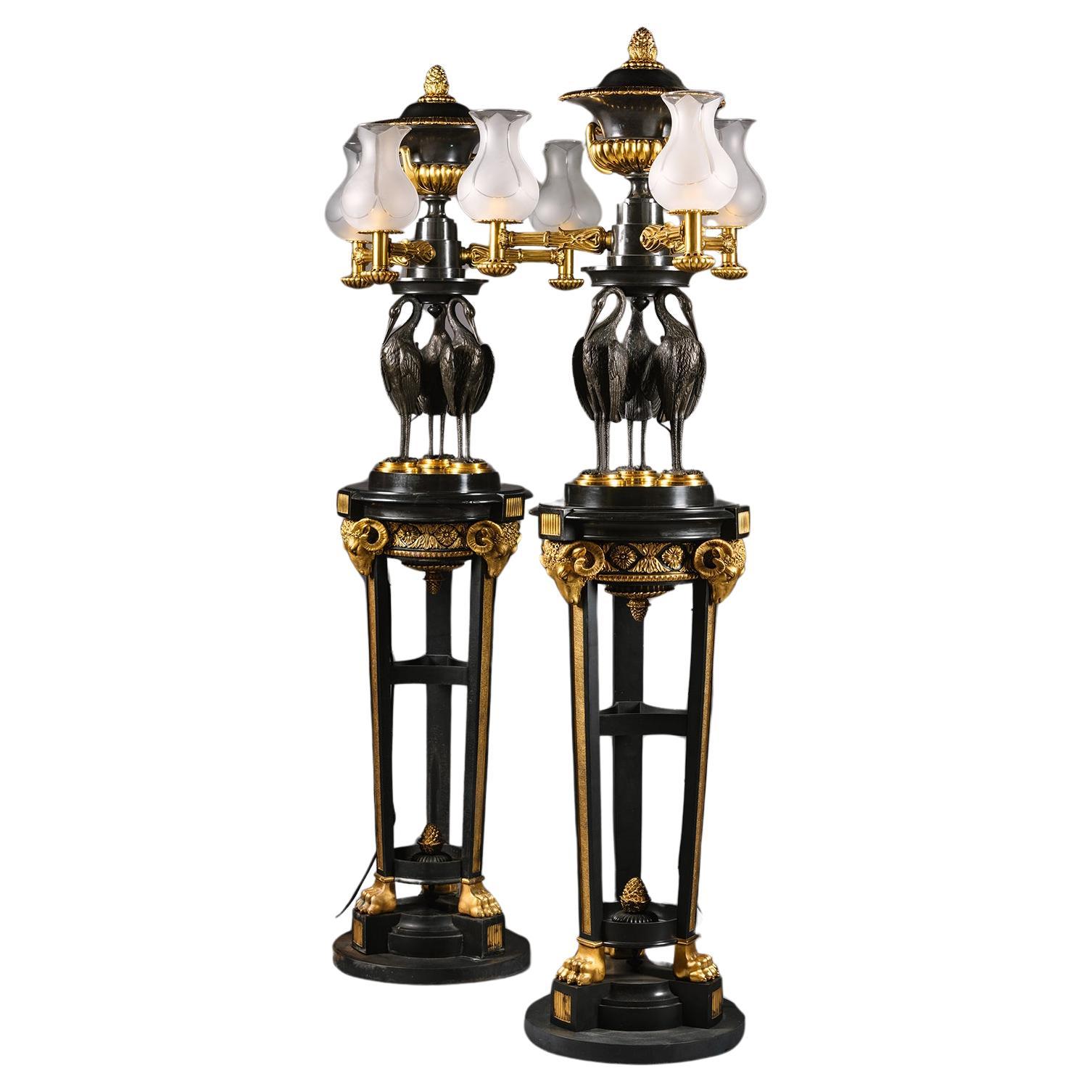 Coppia di lampade da terra in bronzo dorato e patinato in stile Reggenza o 'torchères' in vendita