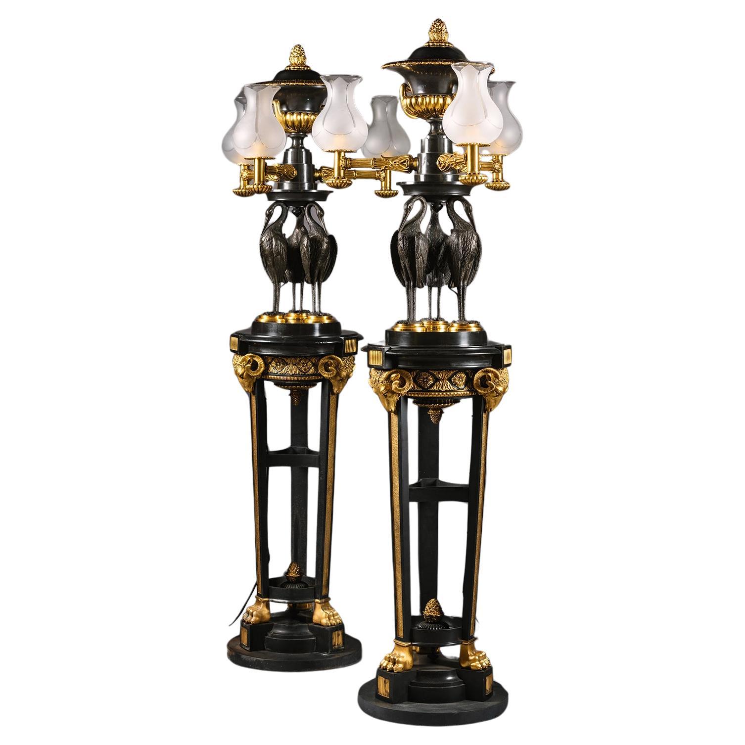 Paire de lampadaires ou "torchères" en bronze patiné et doré de style Régence en vente