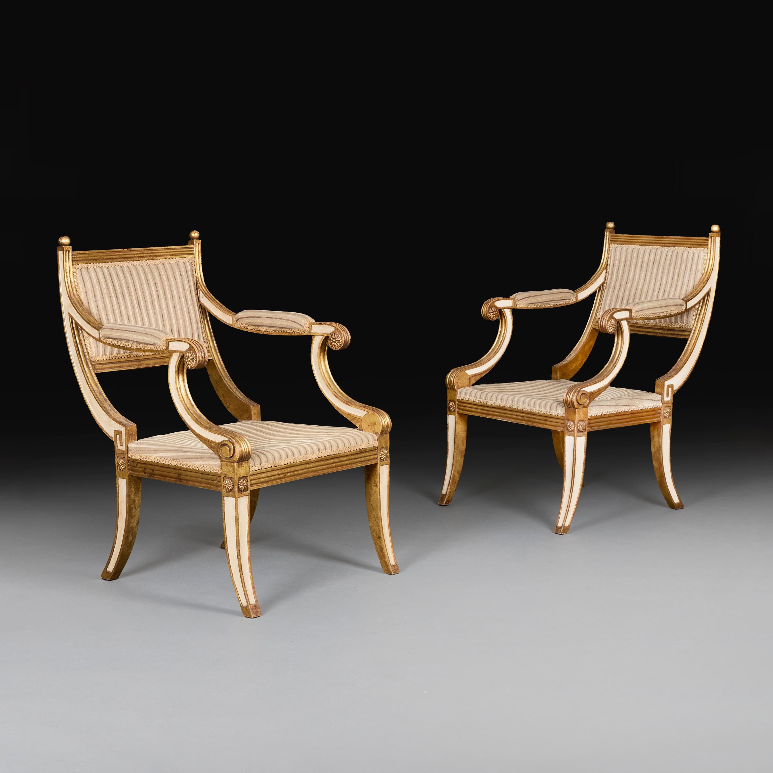 Angleterre, vers 1900

Paire de chaises ouvertes de style Regency, décorées de crème et d'or, avec des pieds en sabre et des fleurons sur les rails d'assise.

Hauteur 90.00 centimètres.

Hauteur du siège 38.00 centimètres.

Largeur 59.50