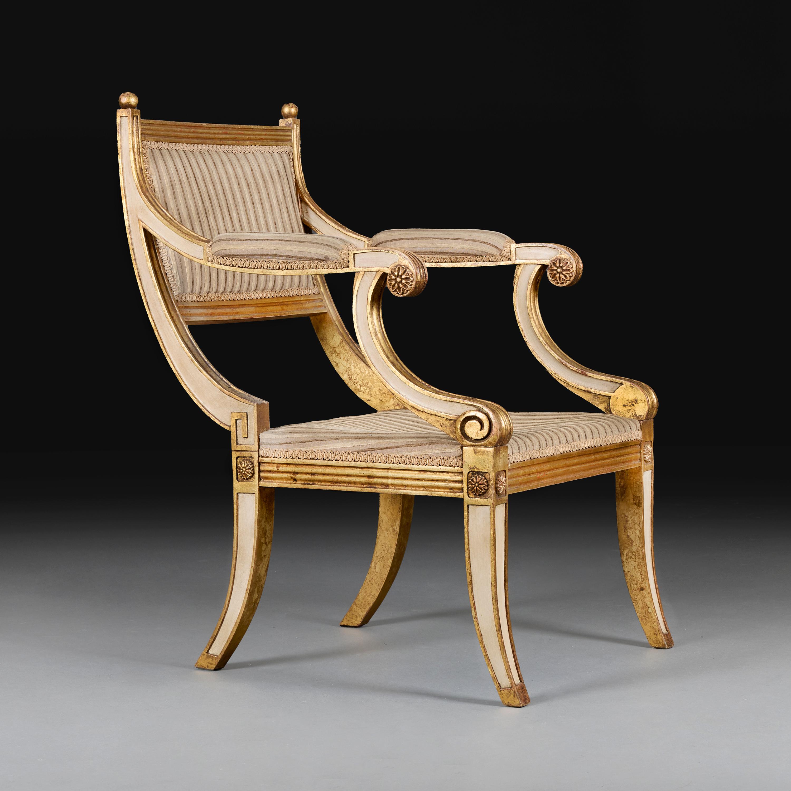 Regency Paire de fauteuils de style Régence peints en or et crème en vente