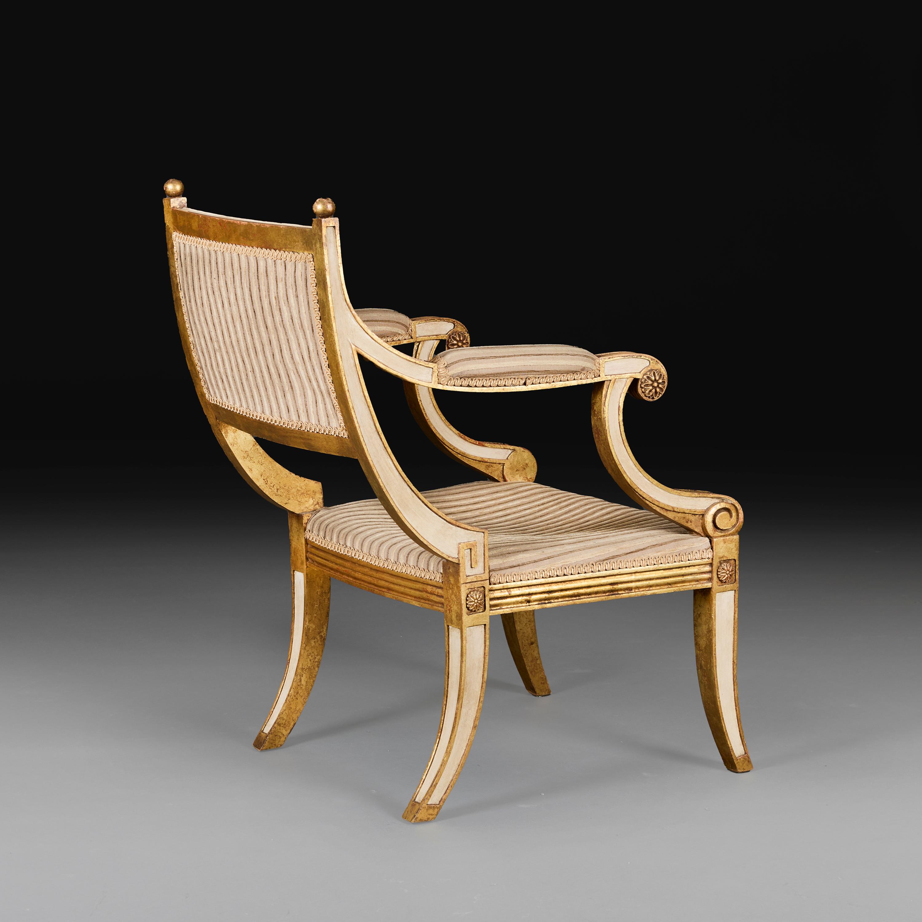 Anglais Paire de fauteuils de style Régence peints en or et crème en vente