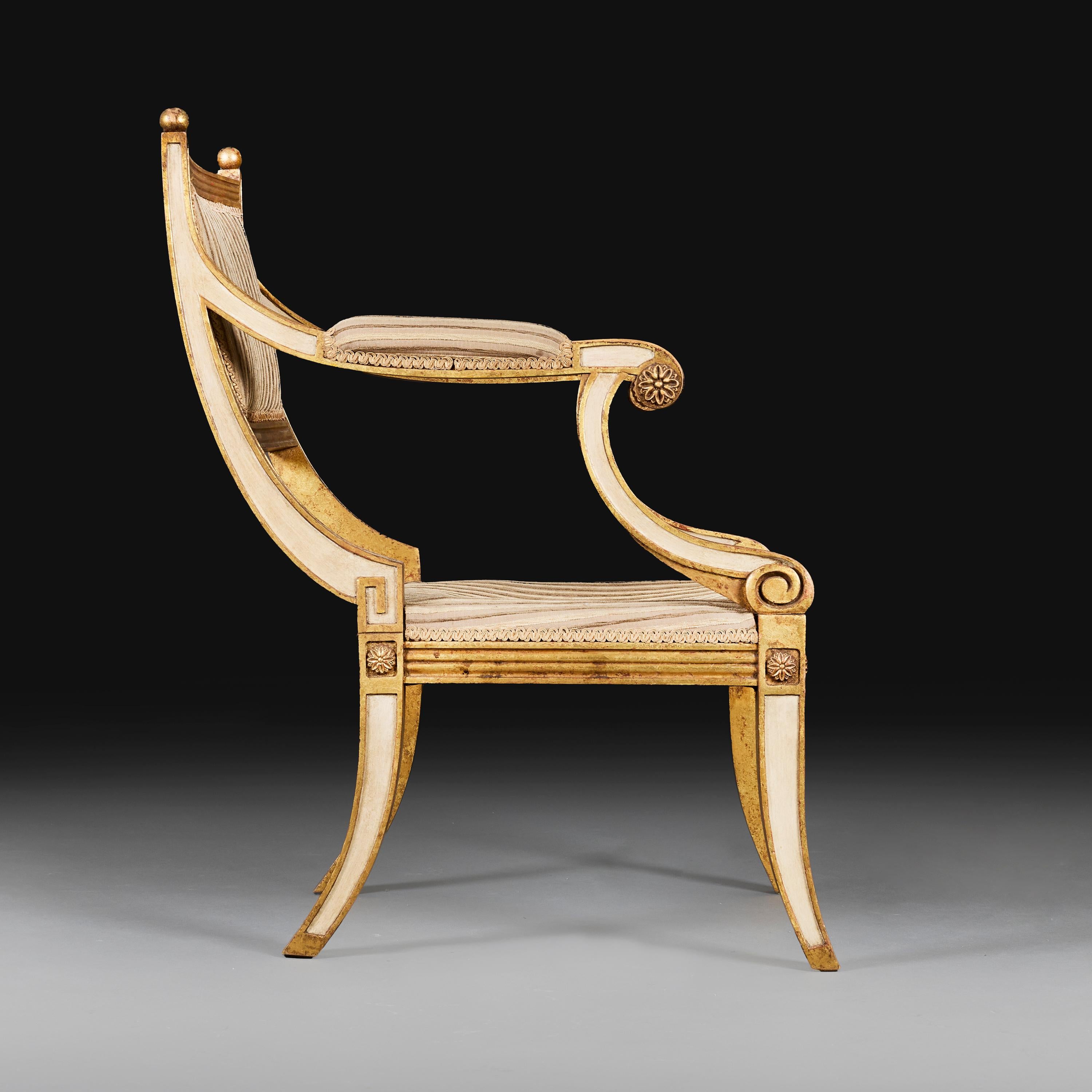 Paire de fauteuils de style Régence peints en or et crème Bon état - En vente à London, GB