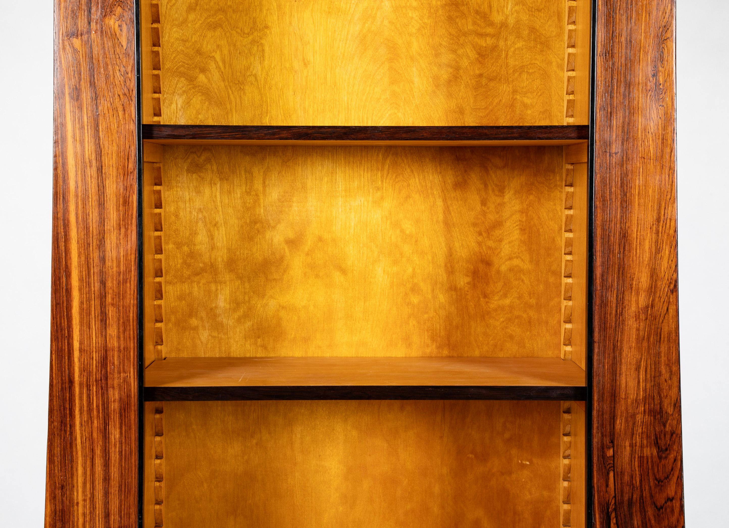 Paire de bibliothèques de style Régence en bois de rose avec étagères réglables Bon état - En vente à Stamford, CT