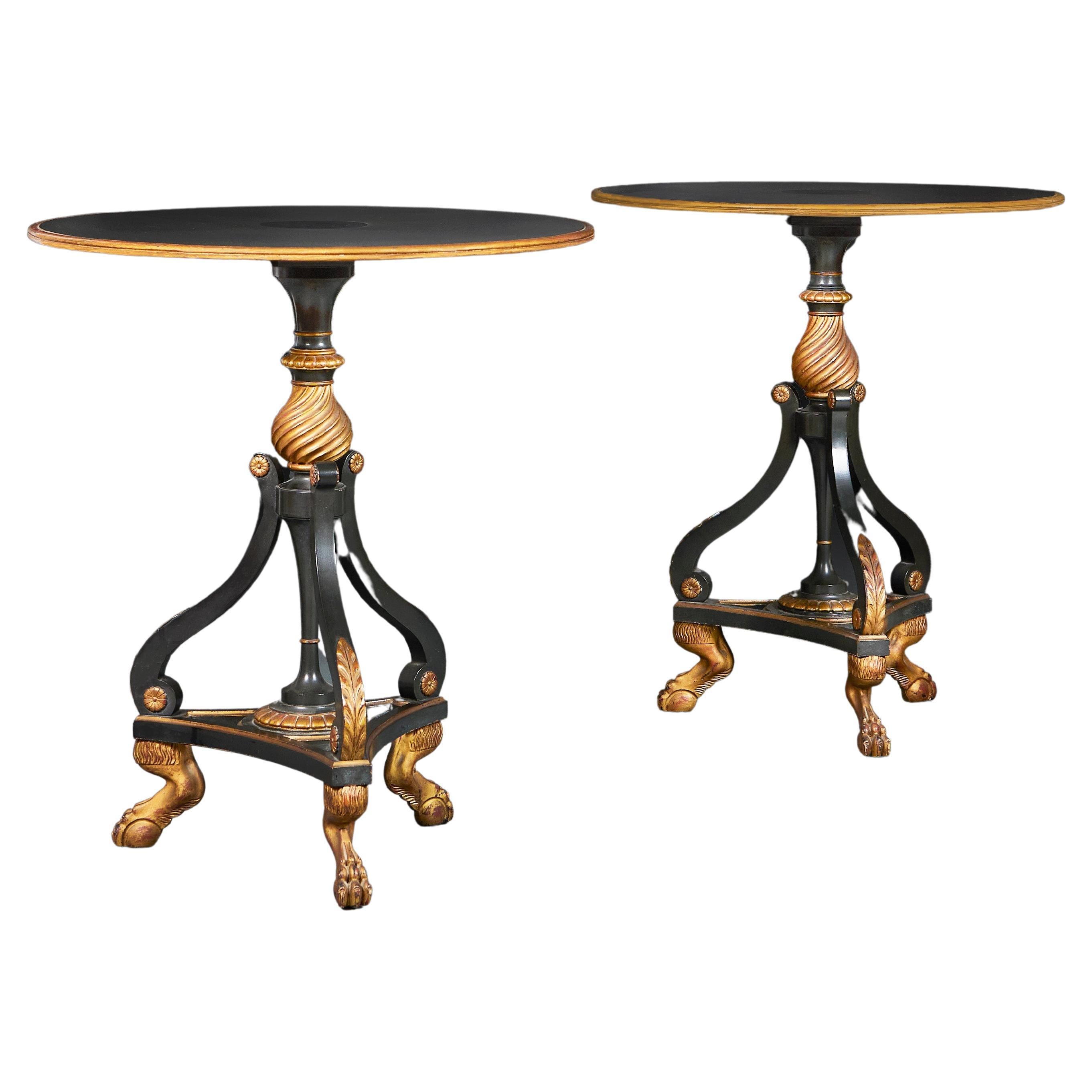 Paire de tables d'appoint tripodes de style Régence en vente