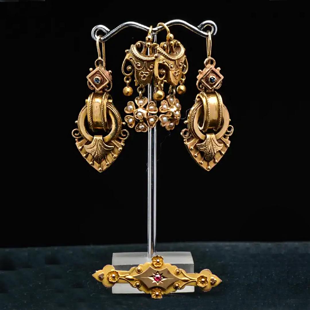 Néo-Renaissance Boucles d'oreilles pendantes en or jaune antique 14 carats en vente